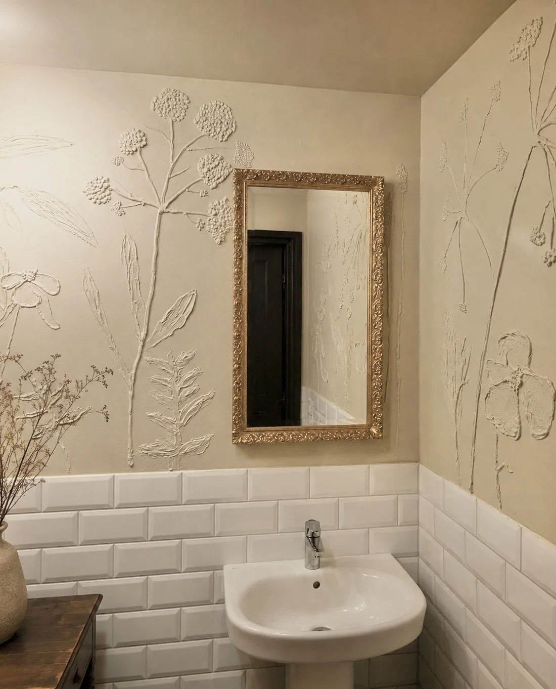 Zaru Studio designed and executed a hand-sculpted floral wall relief for the WC space of Magu Restaurant in Helsinki. The aim was to transform a small room into a quiet, atmospheric moment within the restaurant experience. Scope: Concept, wall relief