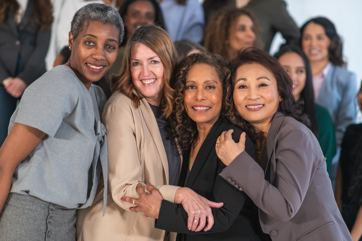 Vrouwen die elkaar steunen en samen lachen; verbinding en samen volhouden binnen de FLC-Academy