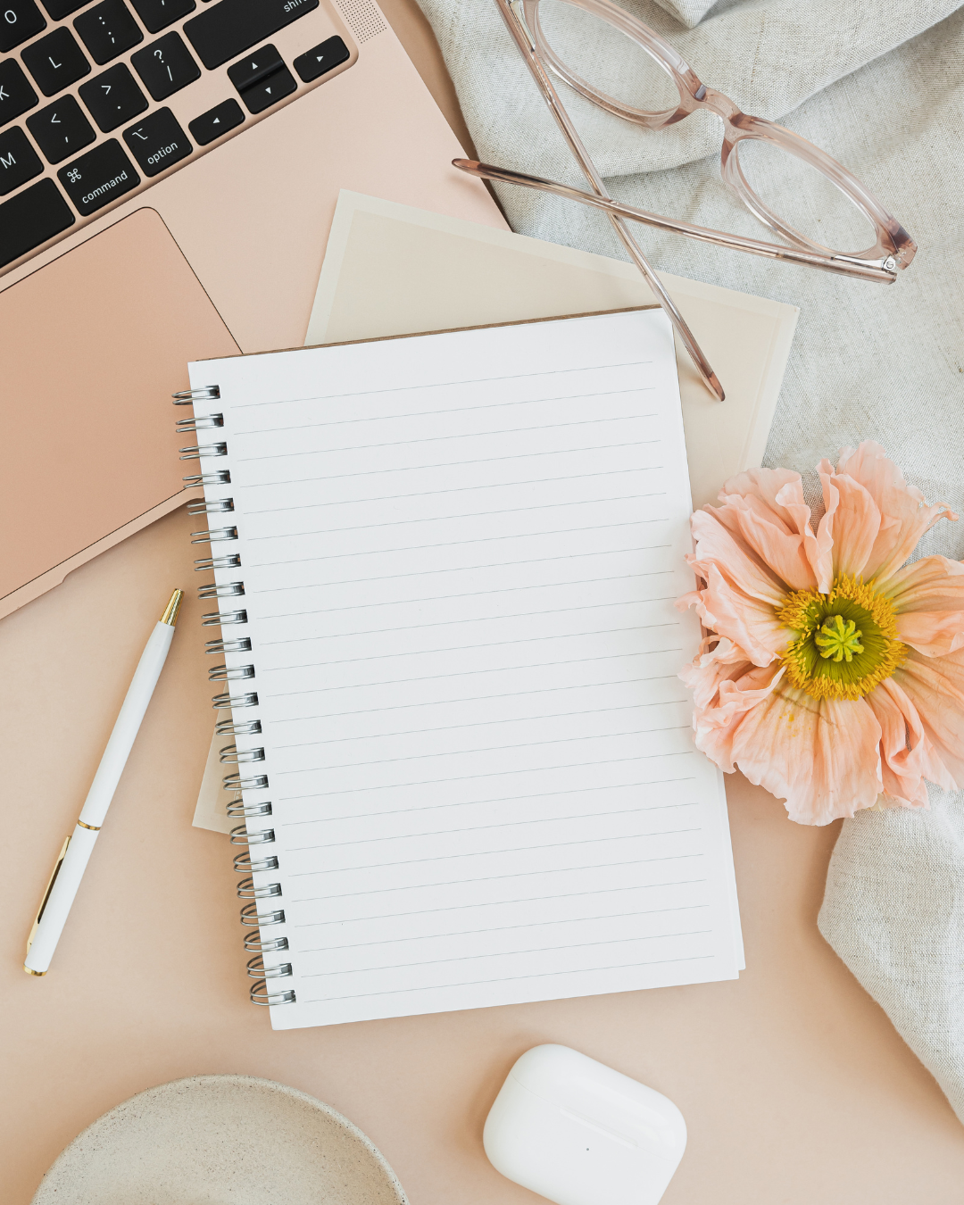Notitieboek met pen en bloem op bureau – leefstijlplanning en reflectie.