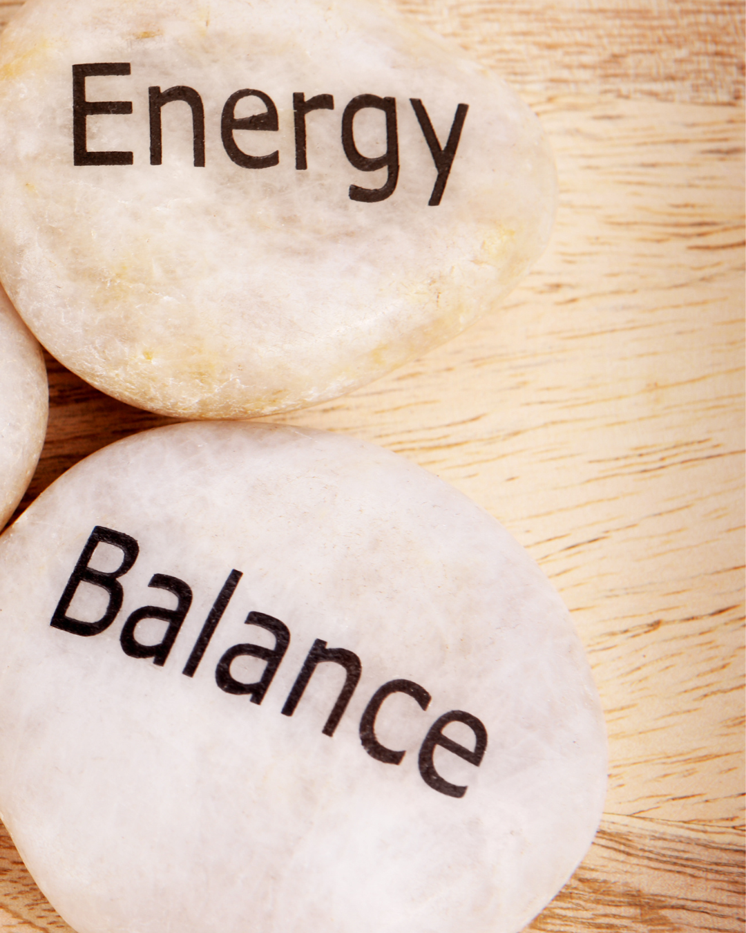 Stenen met de woorden ‘Energy’ en ‘Balance’ als symbool voor energiebalans.