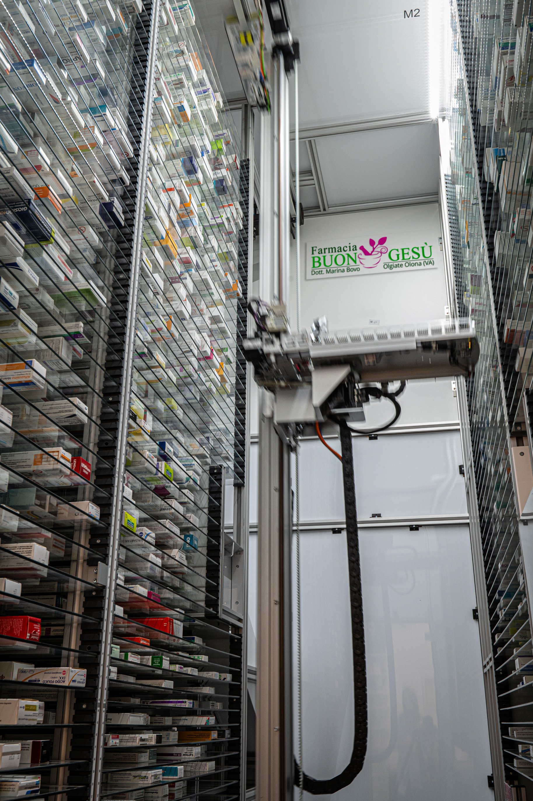 Estanterie di farmaci in una farmacia con un robot che si muove tra gli scaffali