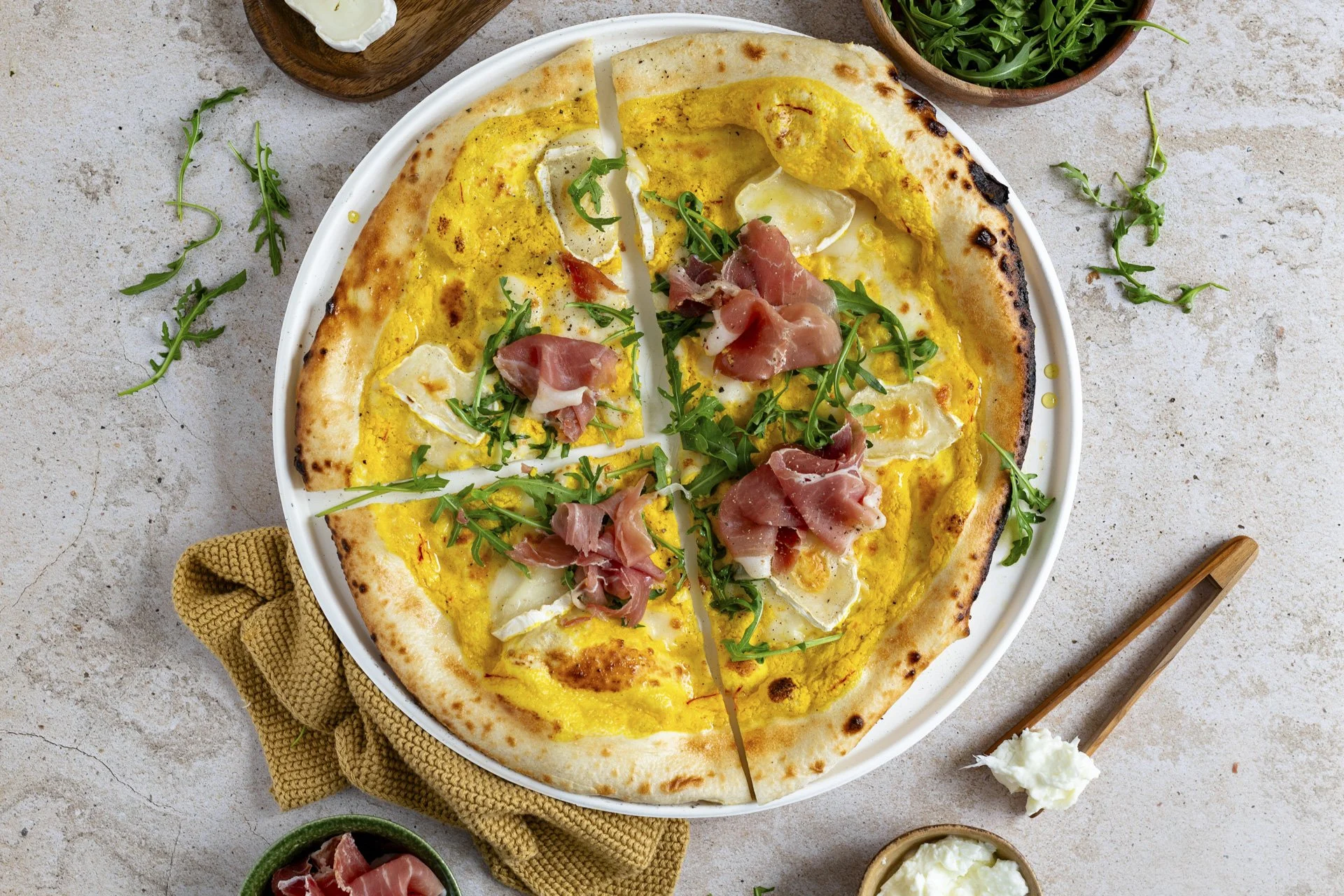 Pizza mit Kürbiscreme, Camembert Preiselbeer und Salami vom Wild