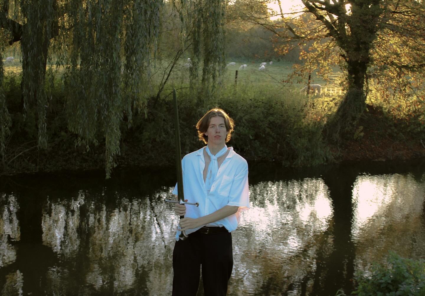 Part II of my experimentation for my final major project π‘οΈ
— “Thee Knight at Arms”
π¦’
can’t wait to expand further upon these themes !
Photography, post production, styling by me
Model, Oscar Parris
#wearemakers #stud