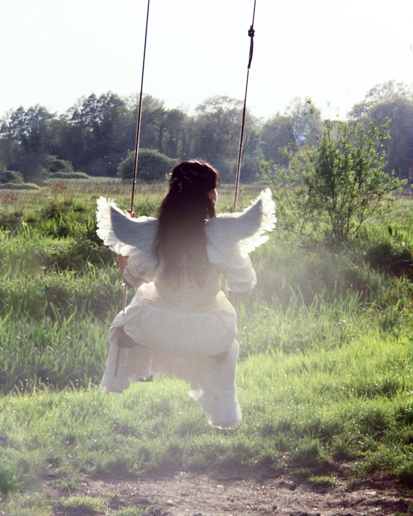 behind the scenes photos from our fashion film πͺ»πͺ»πΉ
(3/3)
photos, styling (rachel), and creative direction by me <3
styling (luke) & creative directors — @siz.fcp @erinsquirrell
styling (rachel) & creative direction — @li