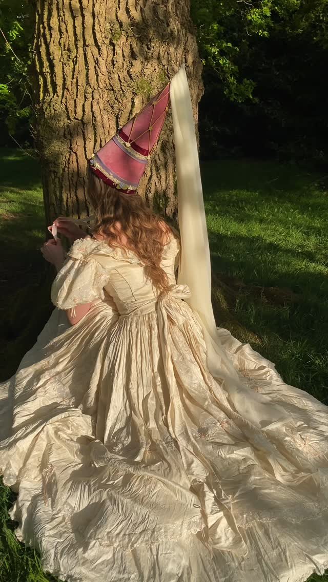 behind the scenes πΉπ©°
the final shoot for my FMP based on medieval tales, their retellings and the pre-raphaelite lense.
…. this is sleeping beauty !! a story known in the medieval era as Penceforest or moon, sun, and talia πͺπͺ
props all