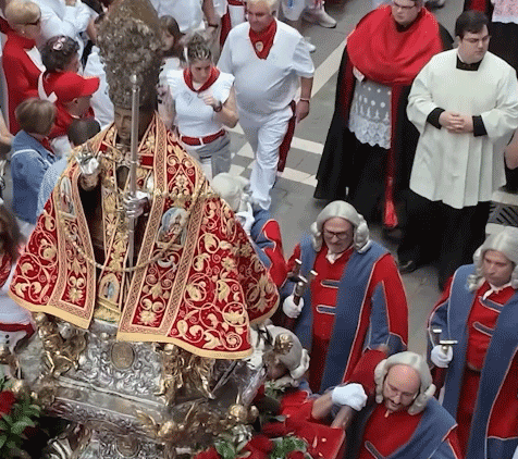 Nos visitan para ver cómo cuidamos las pelucas de los porteadores de San Fermín