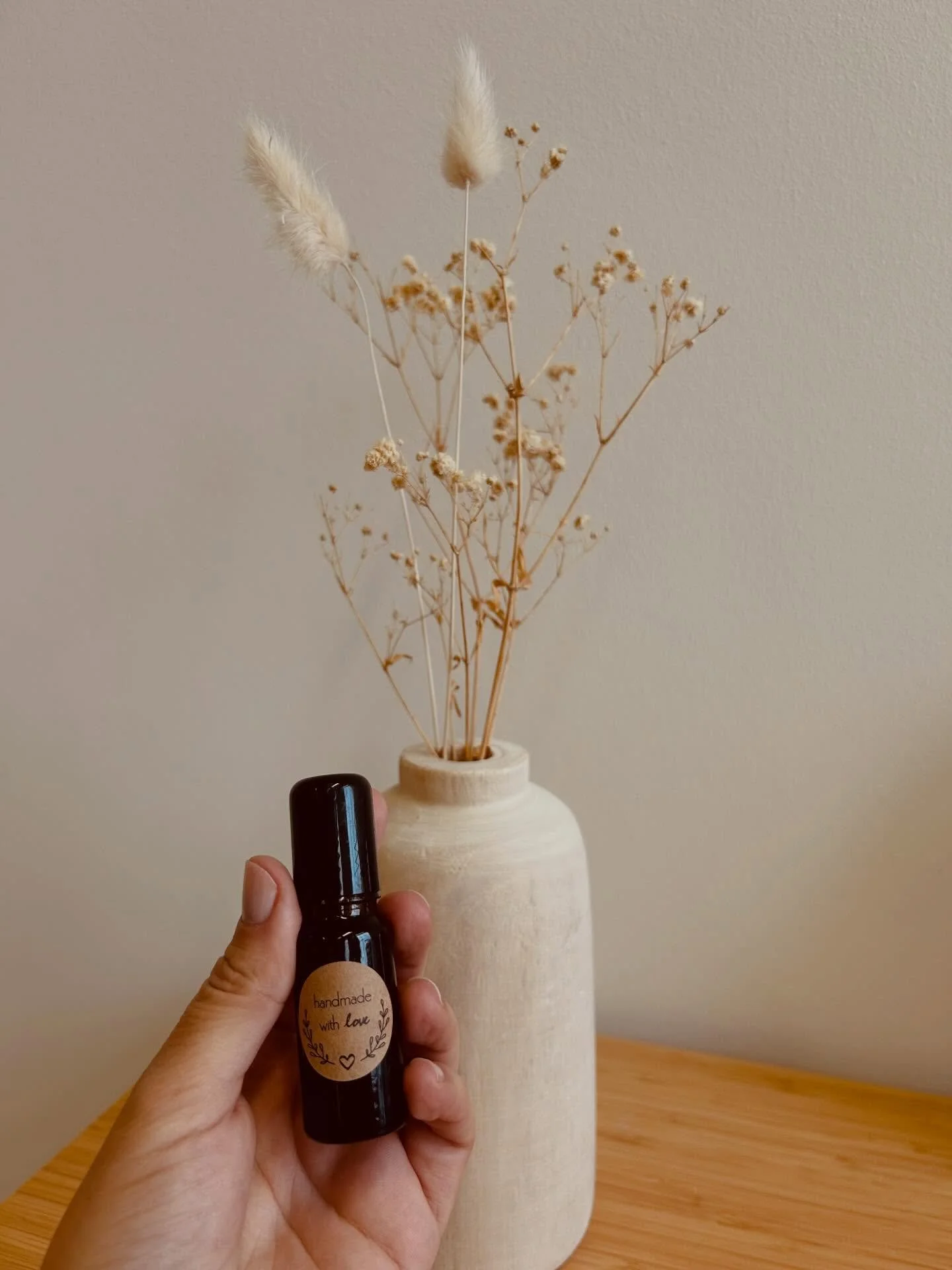 ✨ Heute in der Praxis: Narbenentst&ouml;rung nach einem Kaiserschnitt.
Narben sind nicht nur Haut &ndash; sie k&ouml;nnen auch auf k&ouml;rperlicher und emotionaler Ebene Spuren hinterlassen.

F&uuml;r die Behandlung habe ich das wunderbare &Ouml;l v