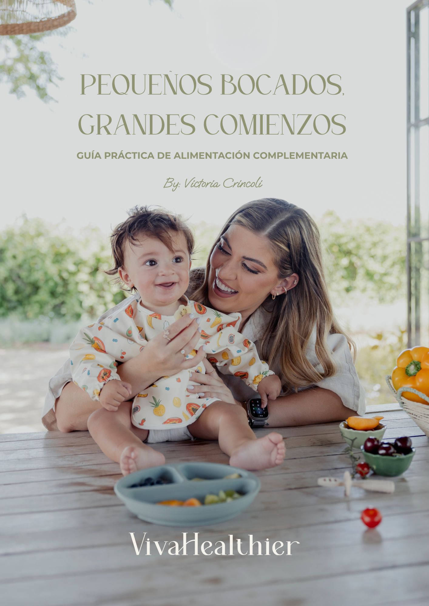 Mamá con su hijo sonriendo en un comedor lleno de frutas y comida para bebés