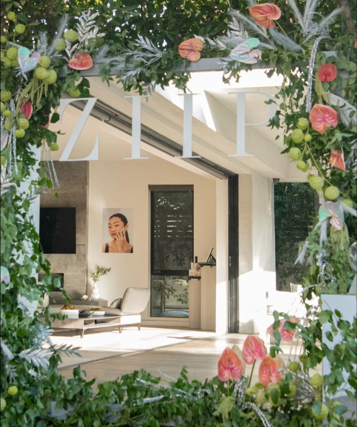 Ziip Halo House display with flowers