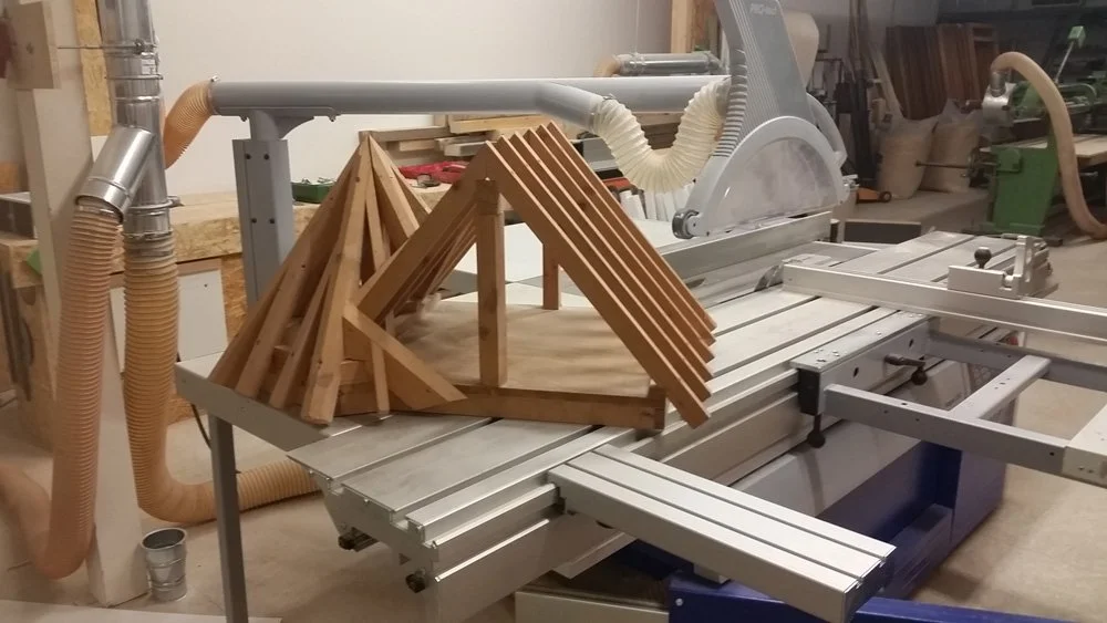 Holzlatten auf einer Tischkreissäge im Werkstattraum