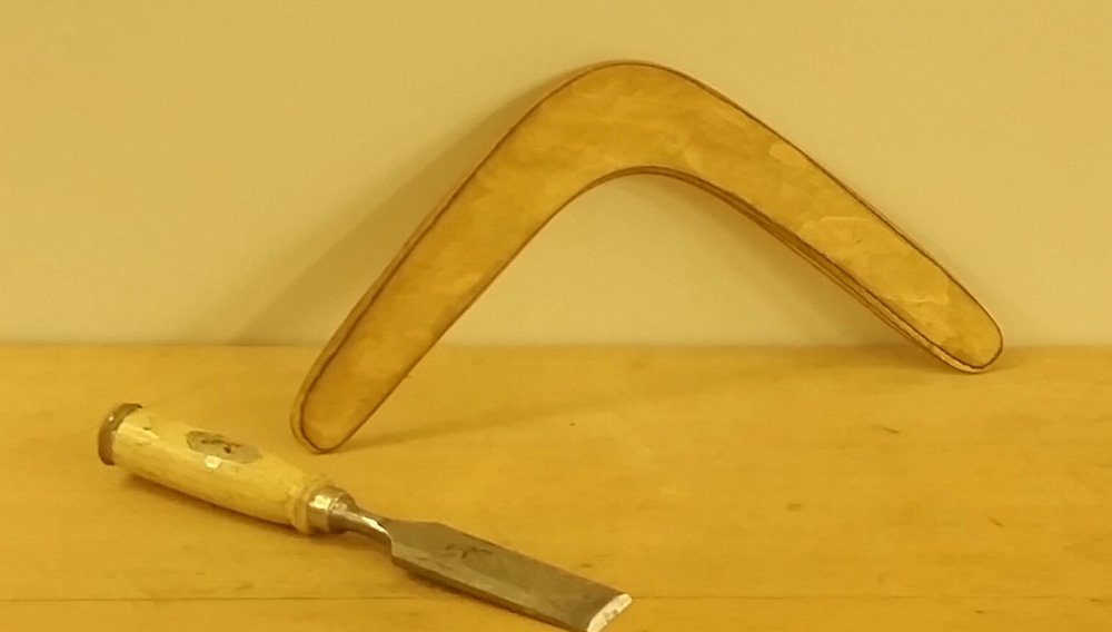 Holzspatel und Holzstab auf einem Holzoberfläche