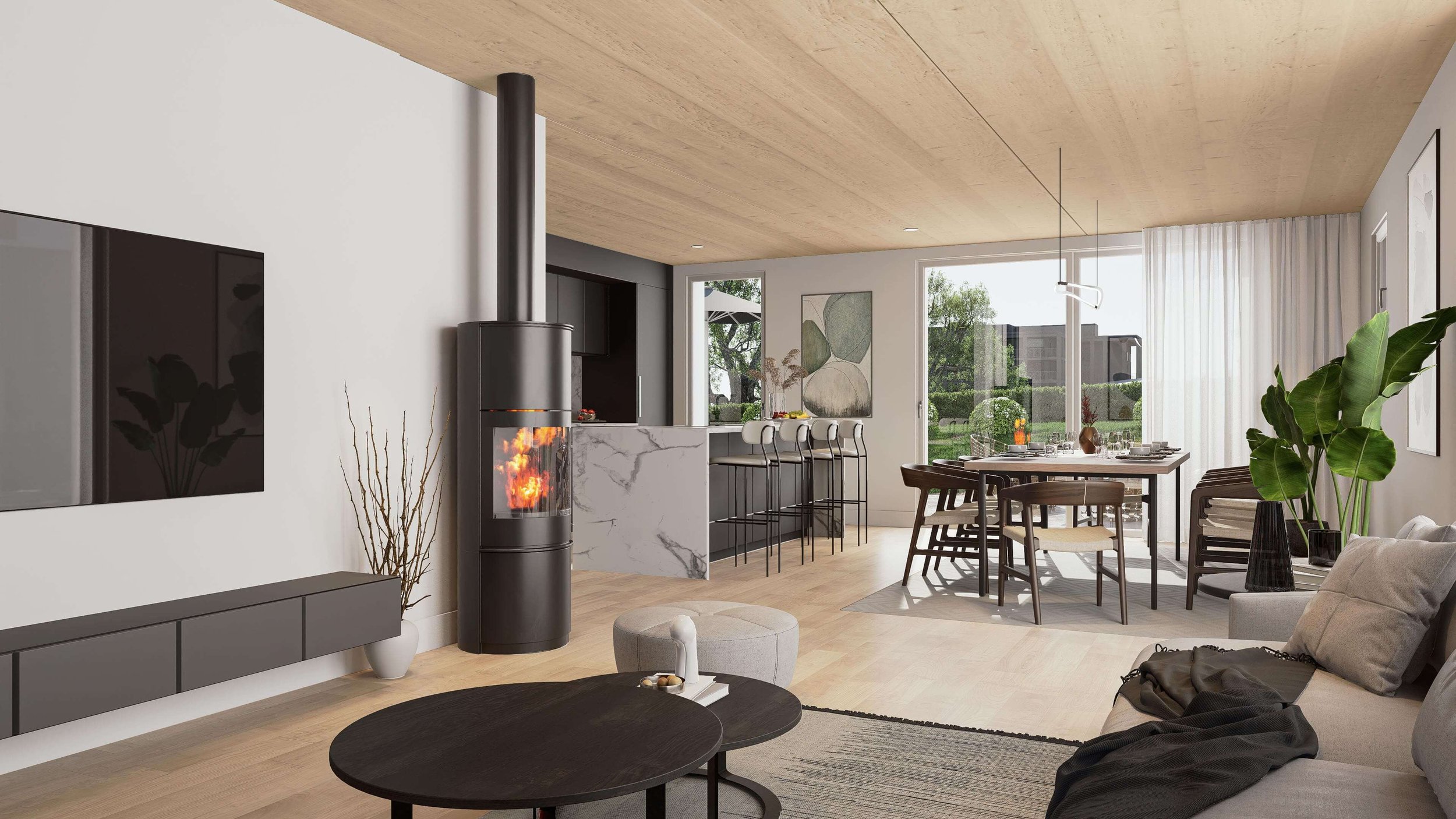 Moderne offene Wohn- und Esszimmer mit Kamin, Holzboden, weißen Wänden, Couch, Couchtisch, Esstisch und Stühlen, Pflanzen, Kunstwerken und großen Fenstern mit Blick auf Garten.
