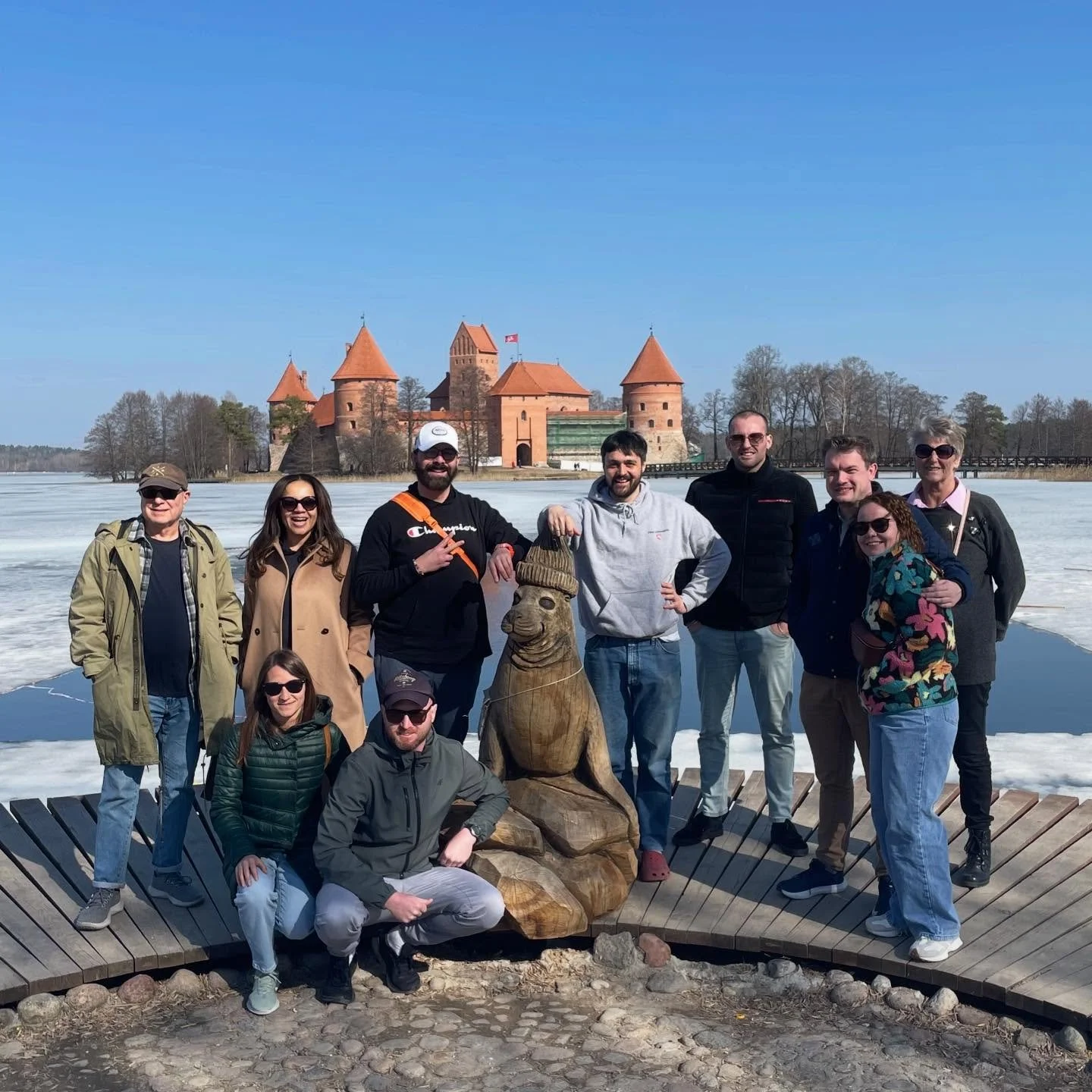 Guten morgen. Trakai island castle, built to defend against the pesky (mostly German) crusaders.. before the Lithuanians began their own crusades 🧐 #tourlithuania