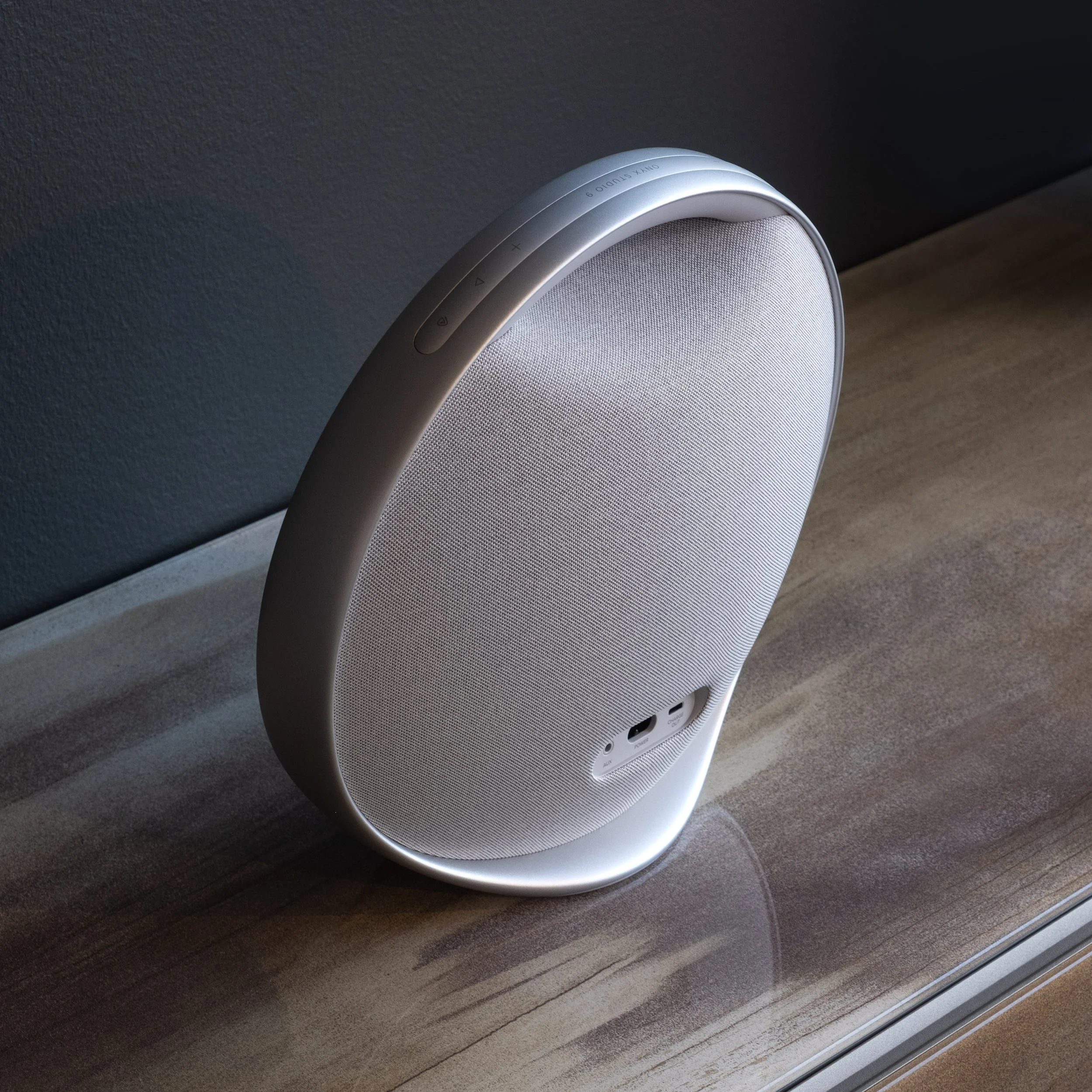 harman-onyx-speaker-back.jpg