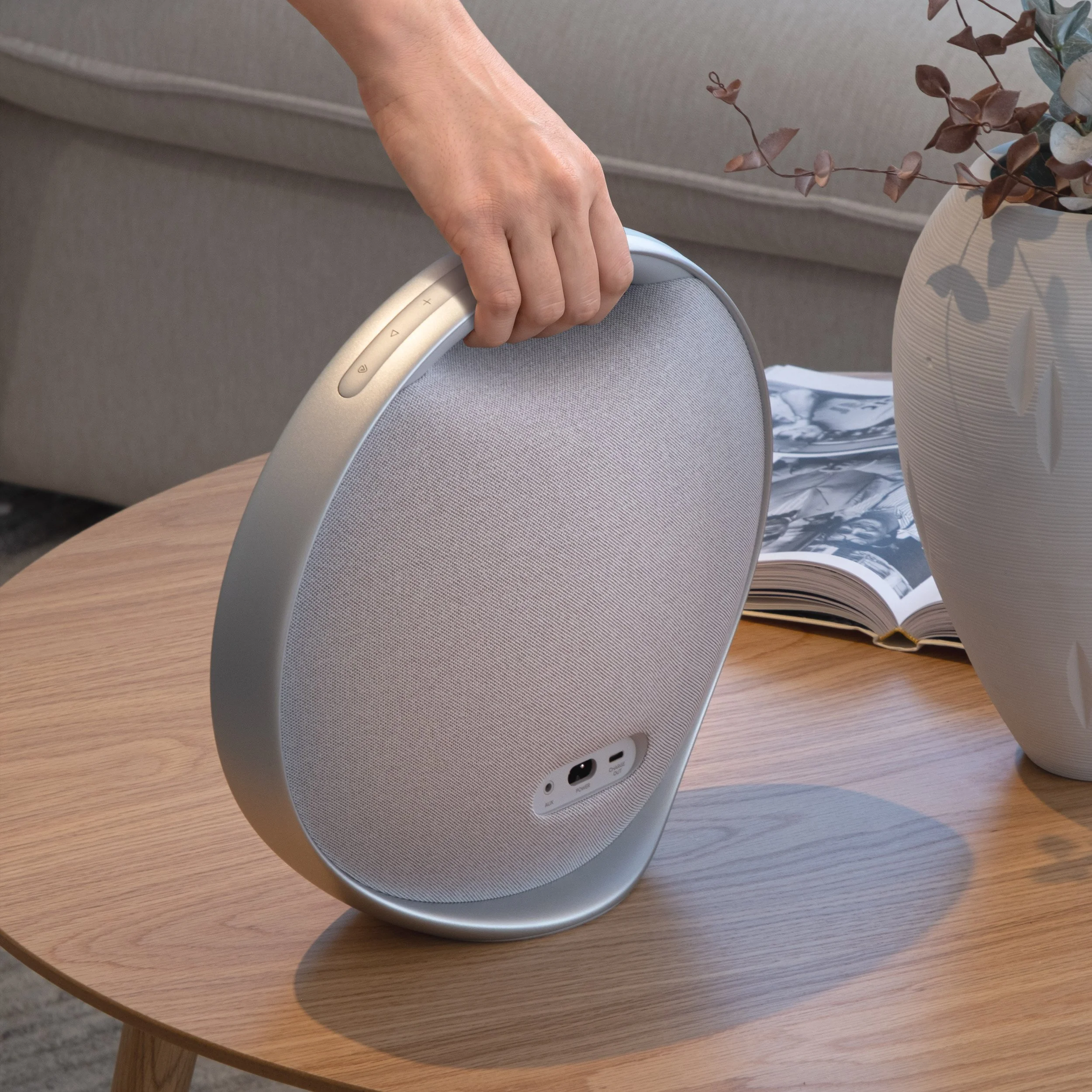 harman-onyx-speaker-hand.jpg