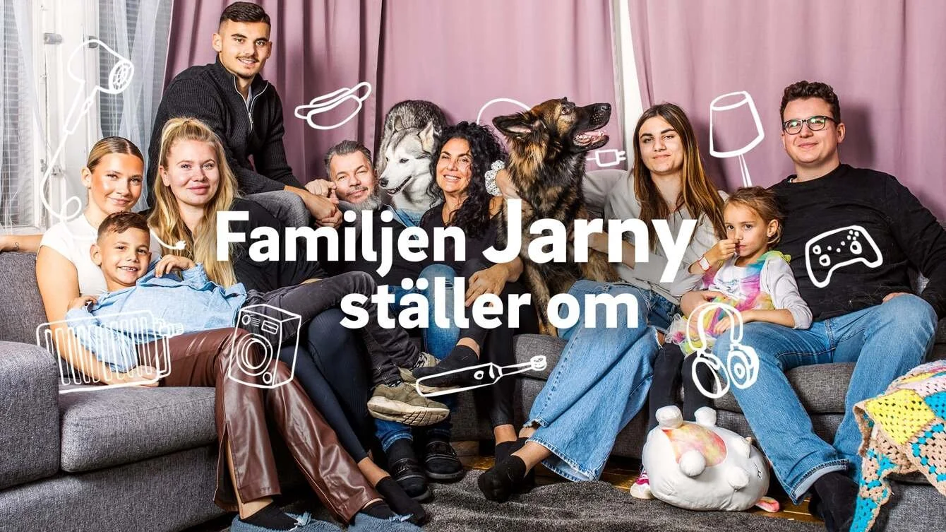 Familjen Jarny från Svedala i E.ON:s energiexperiment, sju familjemedlemmar i soffa