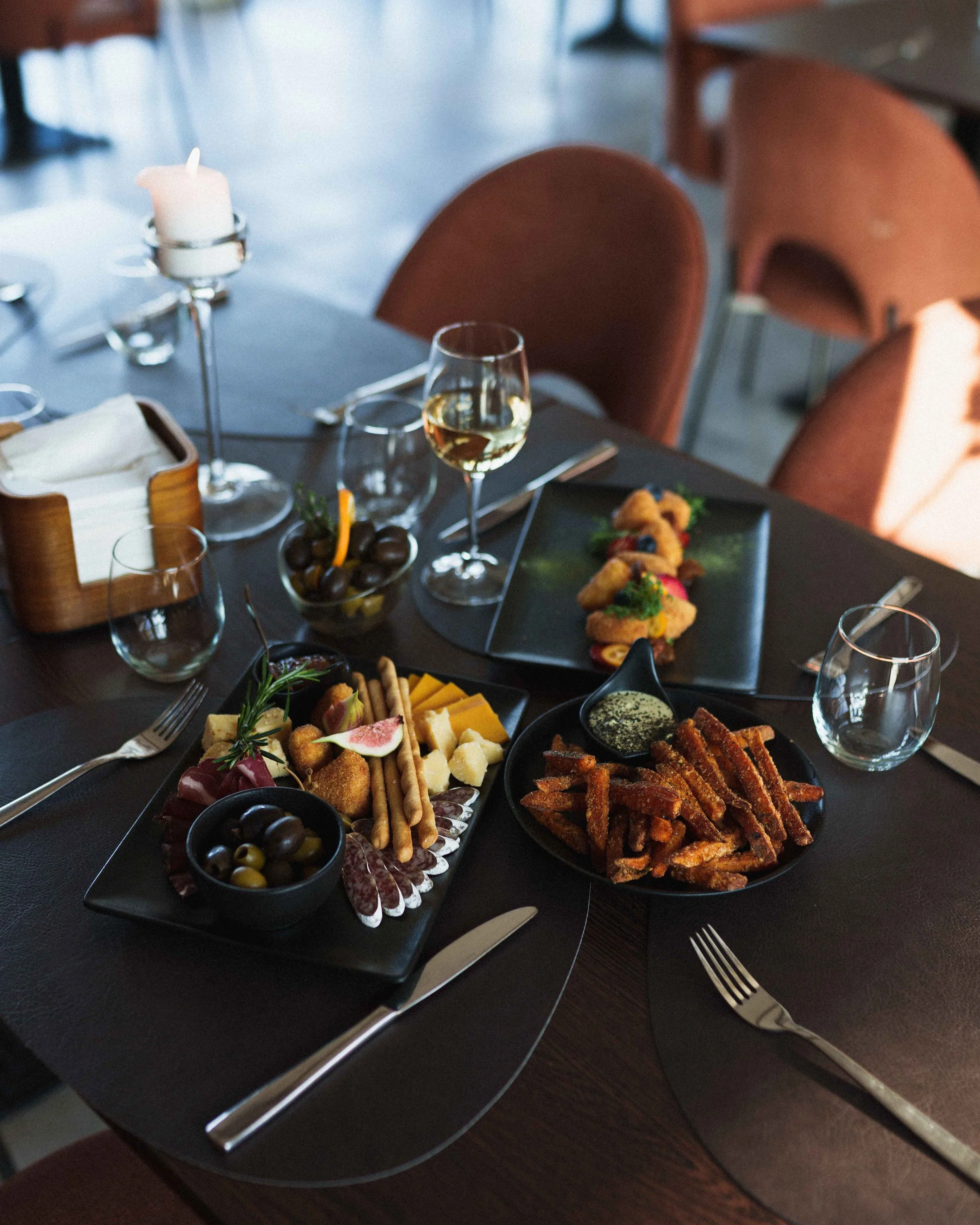 Stalas su įvairiais užkandžiais restorane