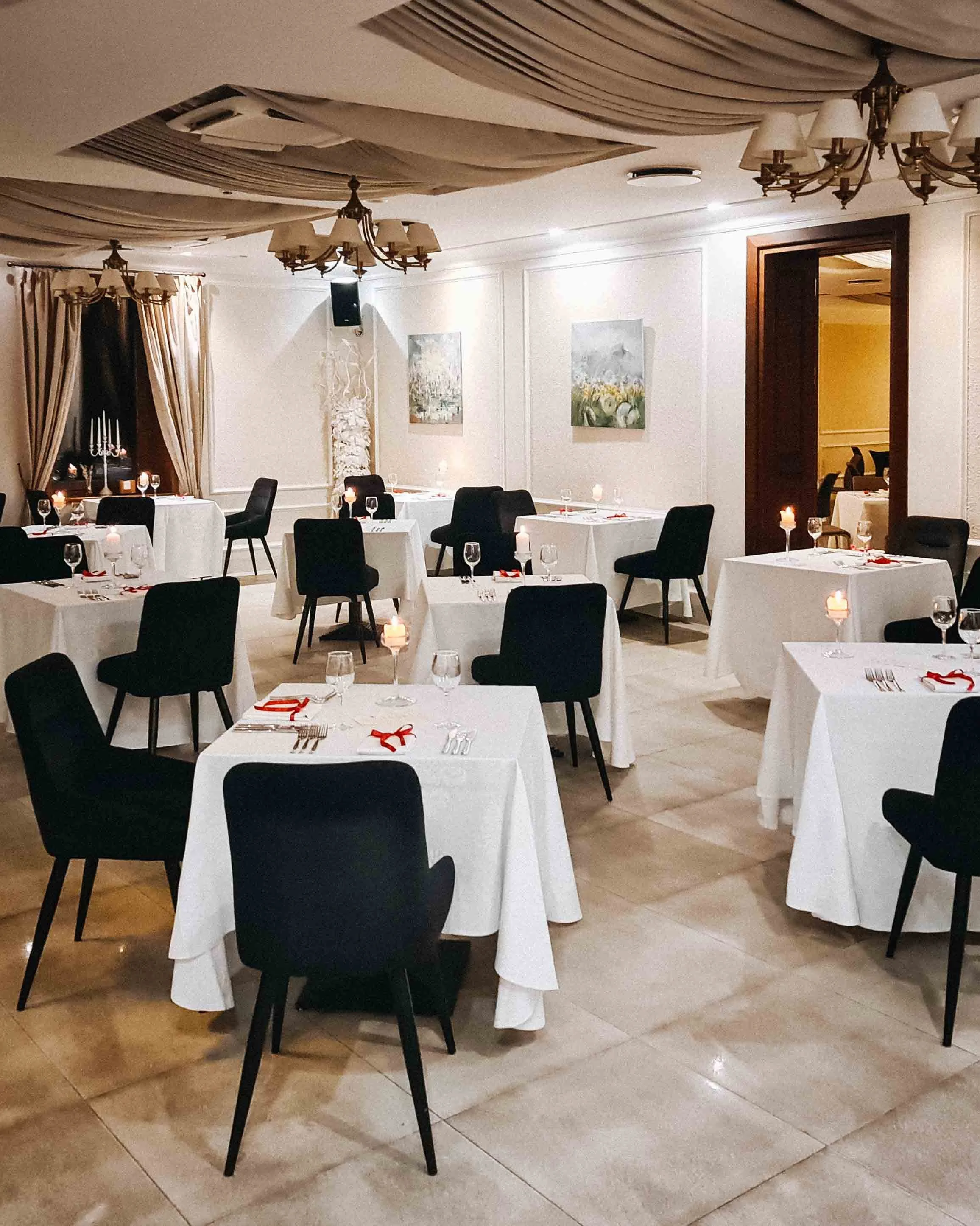 Restorano salė papuošta Valentino dienai