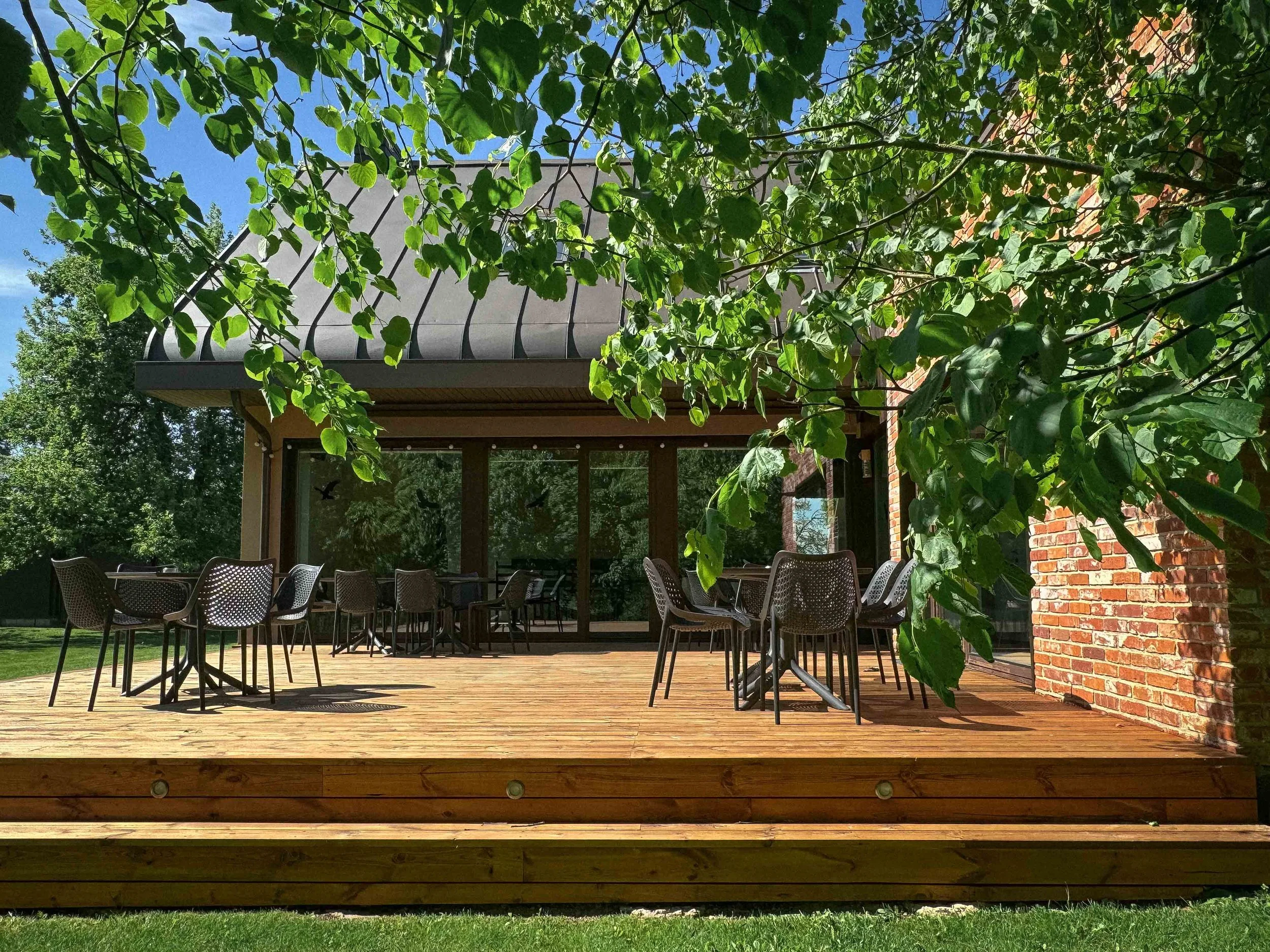 Siesta lounge iš lauko, gamta vasarą
