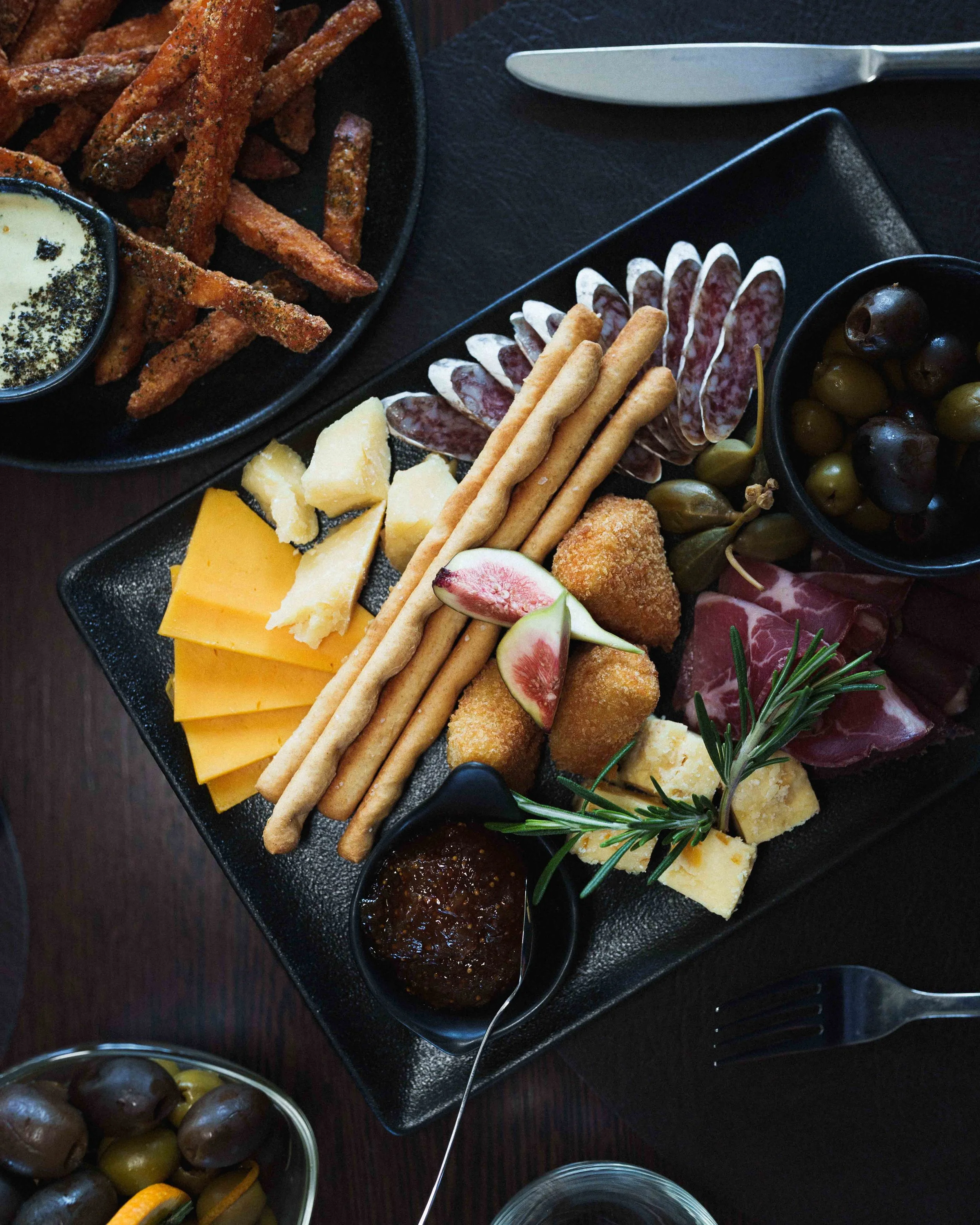 Užkandžiai dalintis, dešra, sūris, alyvuogės