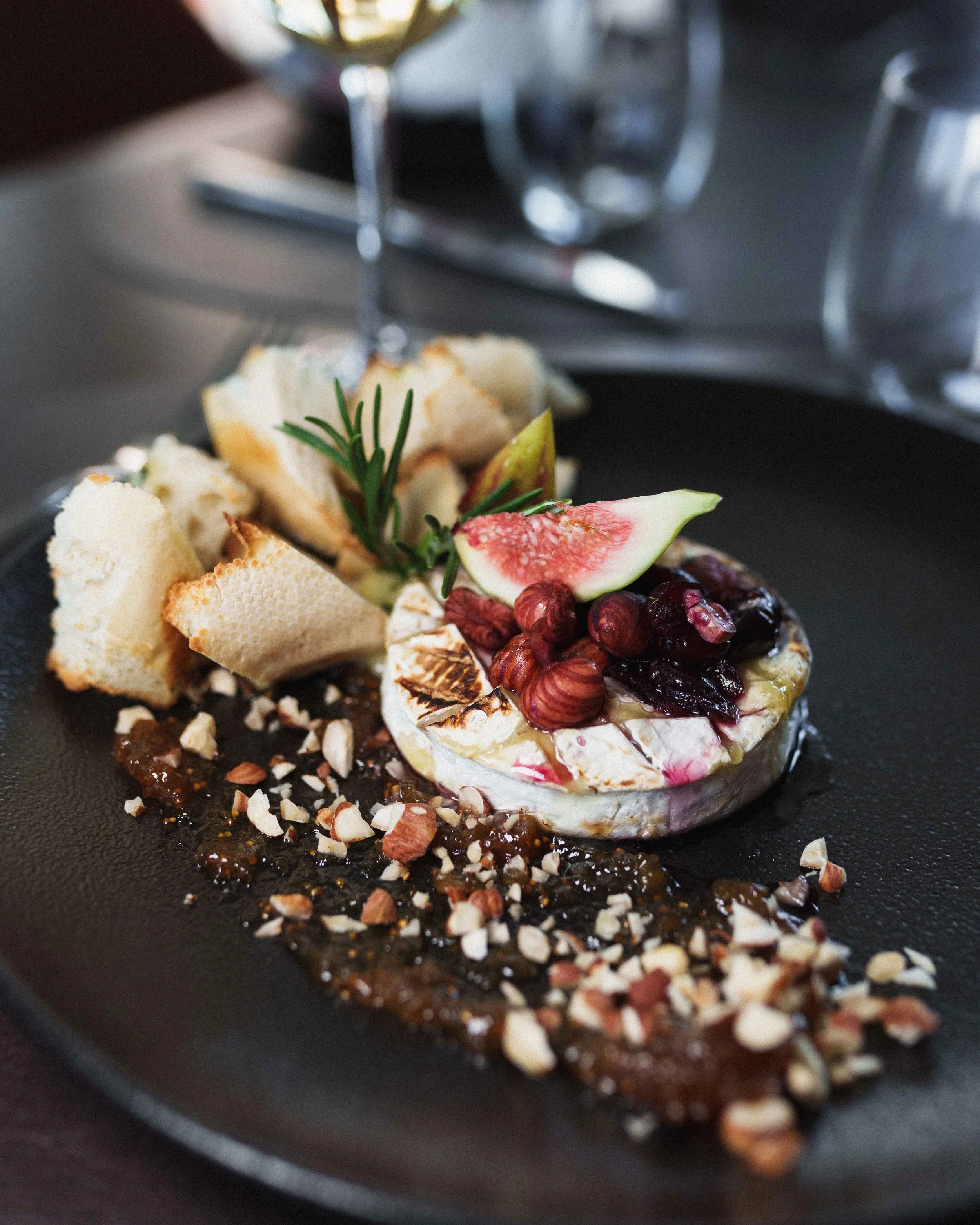 Camembertas su riešutais