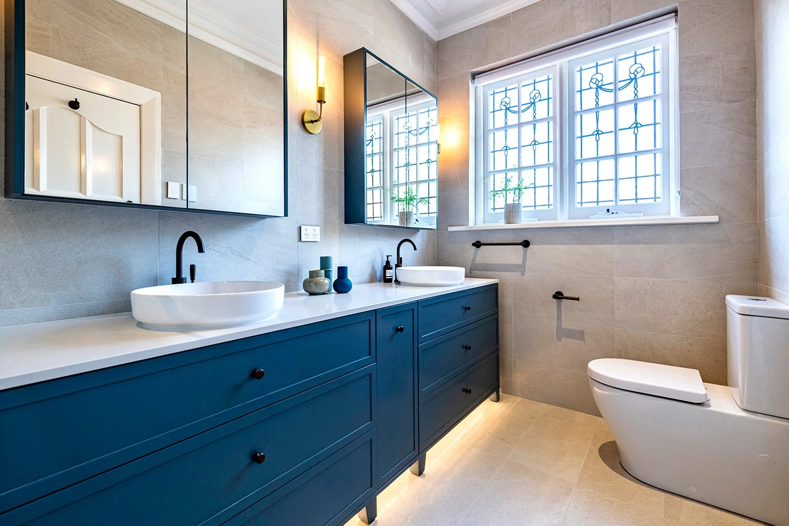 COTTESLOE home with classic blue Bathroom cabinetry