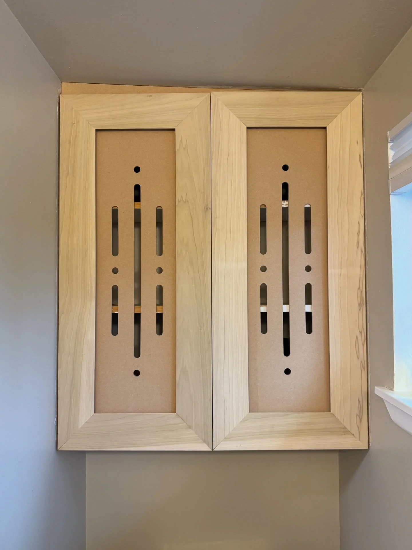 🚪🌵🪾🐫🪾🌵🚪
After &mdash;&gt; Before

#paintgrade #poplar #mdf #paintgradecabinets #bathroomcabinets #integratedhandle