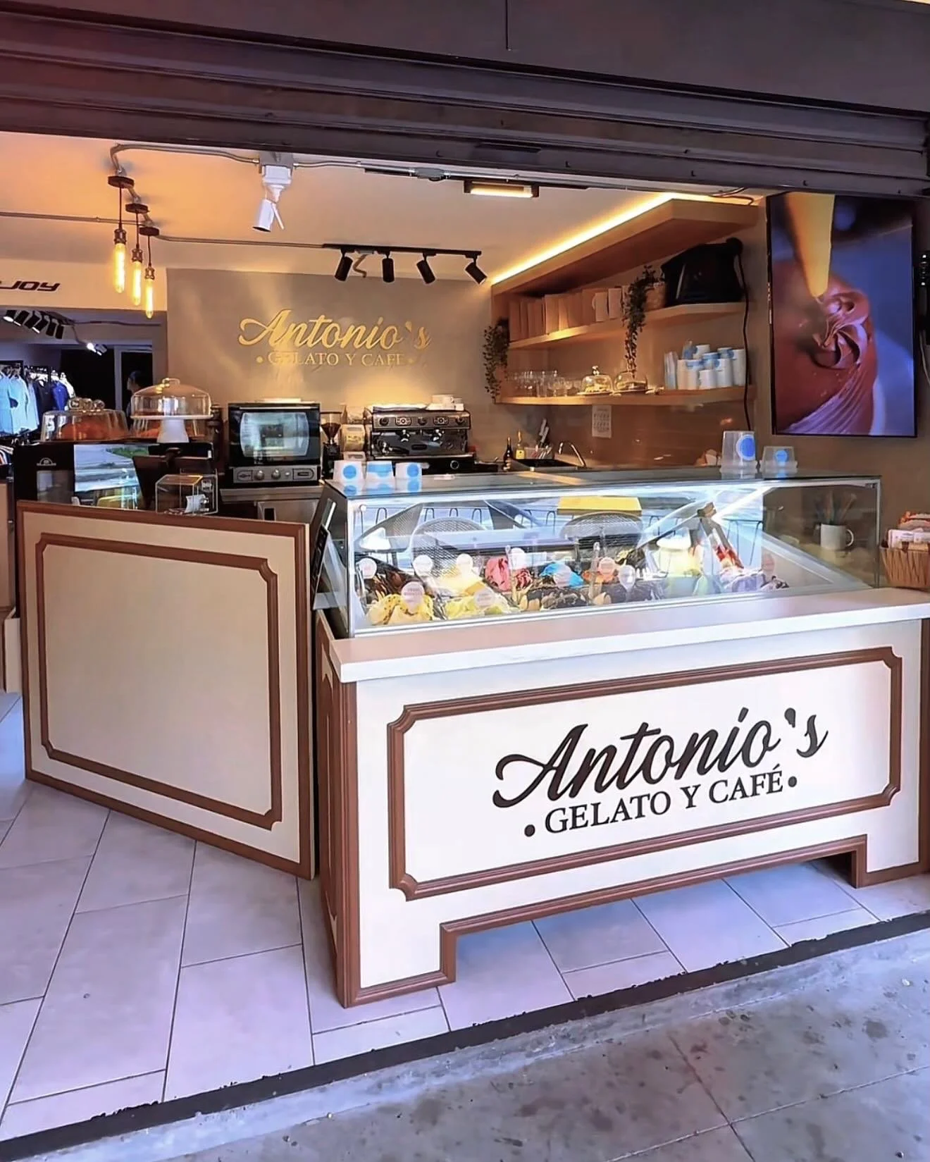 Te invitamos a que conozcas el antes y la construcci&oacute;n de este proyecto maravilloso, Antonios Gelato y Caf&eacute; 🥰⚒️💡