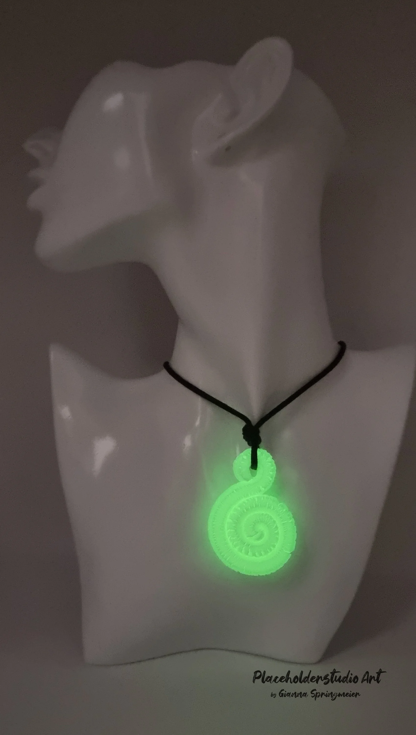 Leuchtende Spiralketten mit feiner Struktur, aufgeladen mit Licht für magische Effekte im Dunkeln. Kette ist präsentiert auf einer weißen Büste.