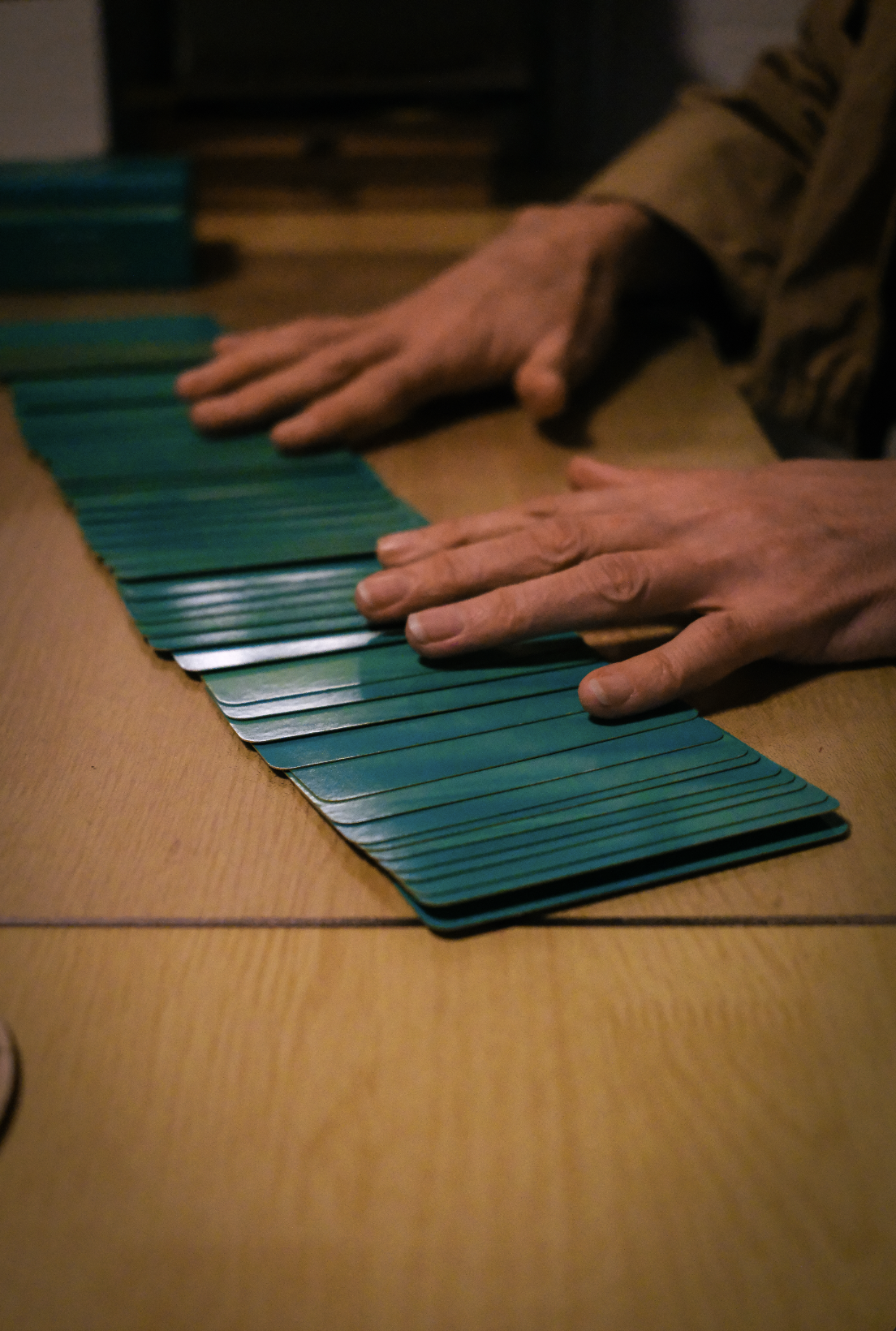 Mains d'une personne jouant du piano avec des touches de couleur vertes et noires.