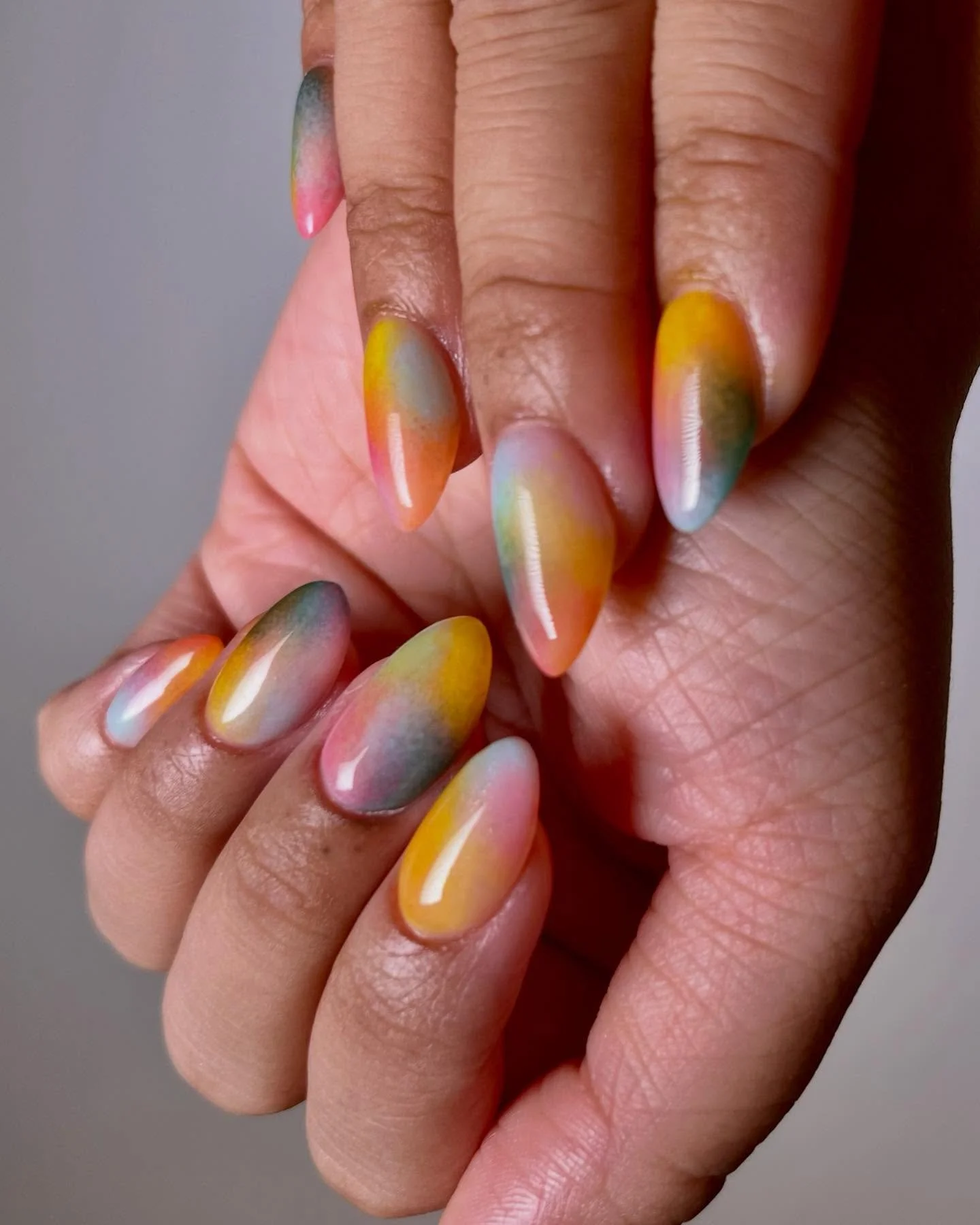 Spring is in full bloom 🌼 and so are these gradient nails. Soft fades, fresh vibes, and a perfect match for your spring glow

📍Spadina &amp; Richmond st.
₊˚ෆ Booking link in bio

#toronto #torontonails #nailtoronto #pressons #pressonnails #japanese
