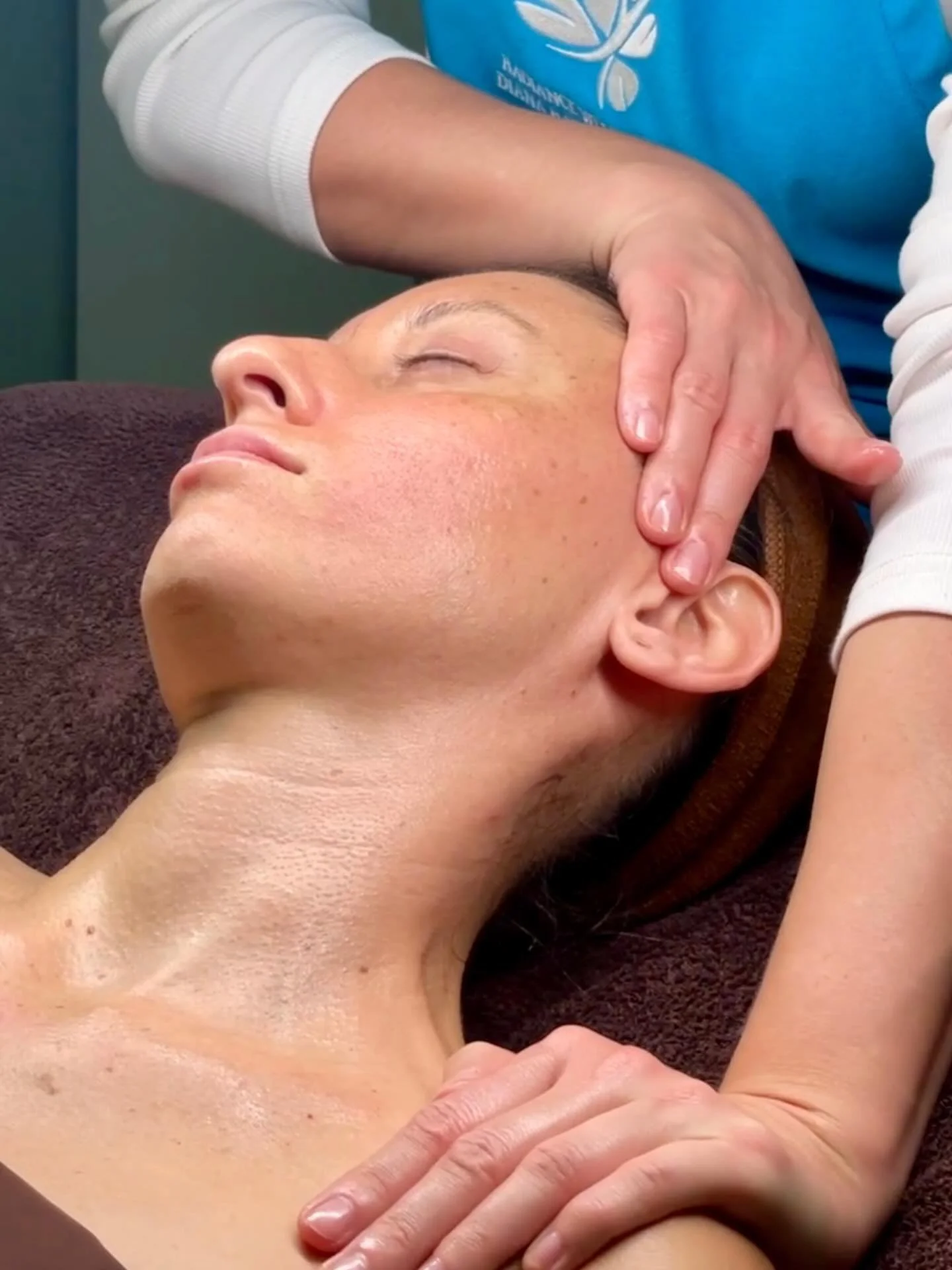 Stretch the neck = soften the face. ✨
Releasing tension via facial massage helps release tight fascia, boost circulation, and support lymphatic drainage for a more sculpted, refreshed glow.
✨ Less tension
✨ More glow
✨ Better facial balance