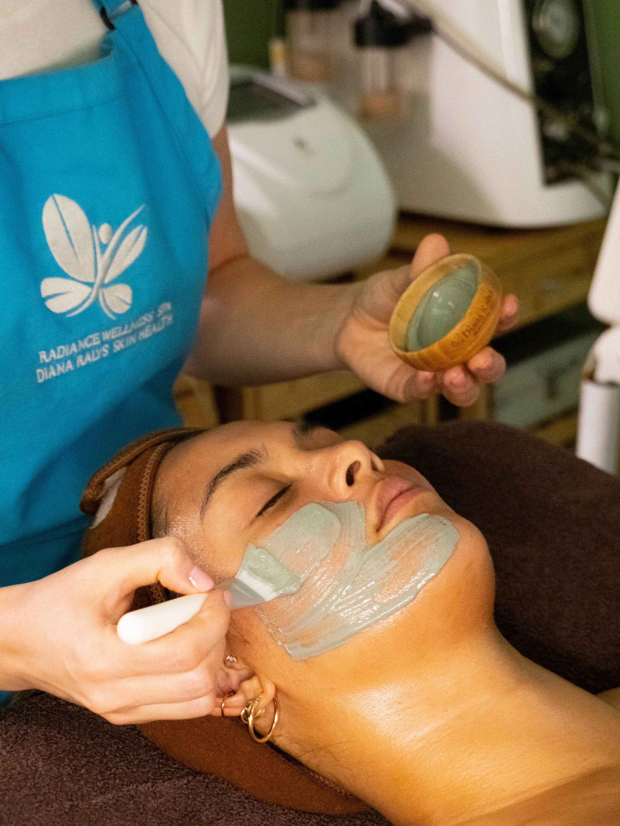 New on GLOW GUIDE: Wondering what happens during your first facial? Learn what to expect from your consultation and skin analysis to cleansing, exfoliation, extractions, massage, masks, and finishing skincare. 

🔗 in Bio