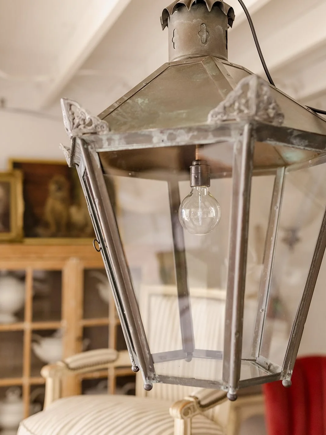 Lantern of your dreams ✨ c1910 English and swipe right for the best green ottoman with storage handmade in the Cotswolds. 📸 @marycravenphotography 
.
.
.
#InteriorDesignInspo #DesignerFavorites #InteriorStyling #CuratedHome #CollectedInteriors #Desi