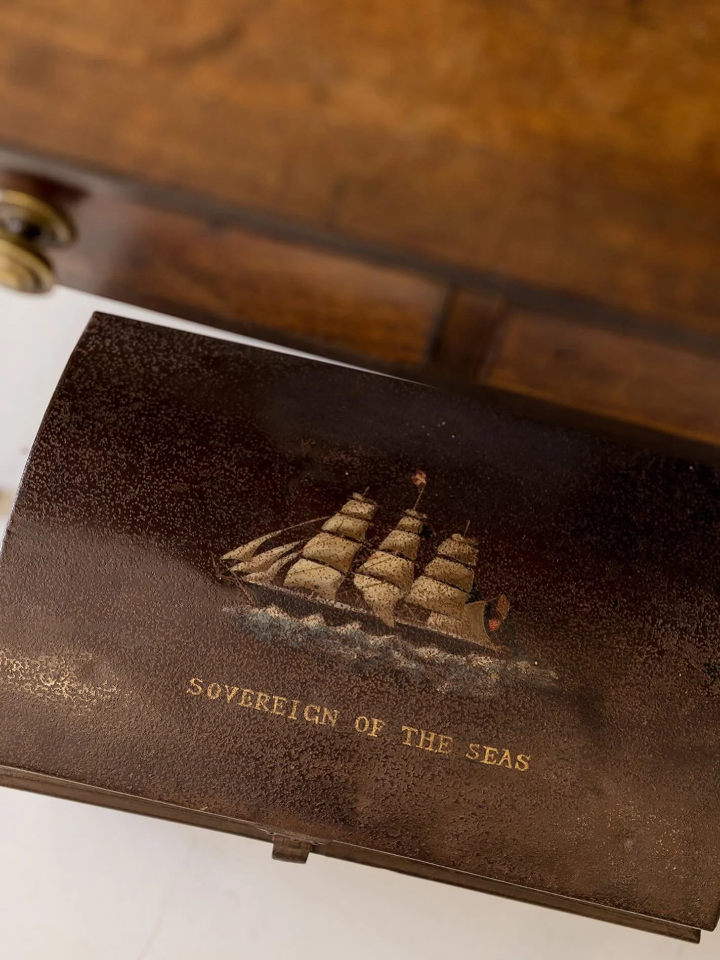 Captain of the Seas Naval box from England ⛵️
.
.
.
#nashvilleantiques #maritimehistory #nashvilledesign