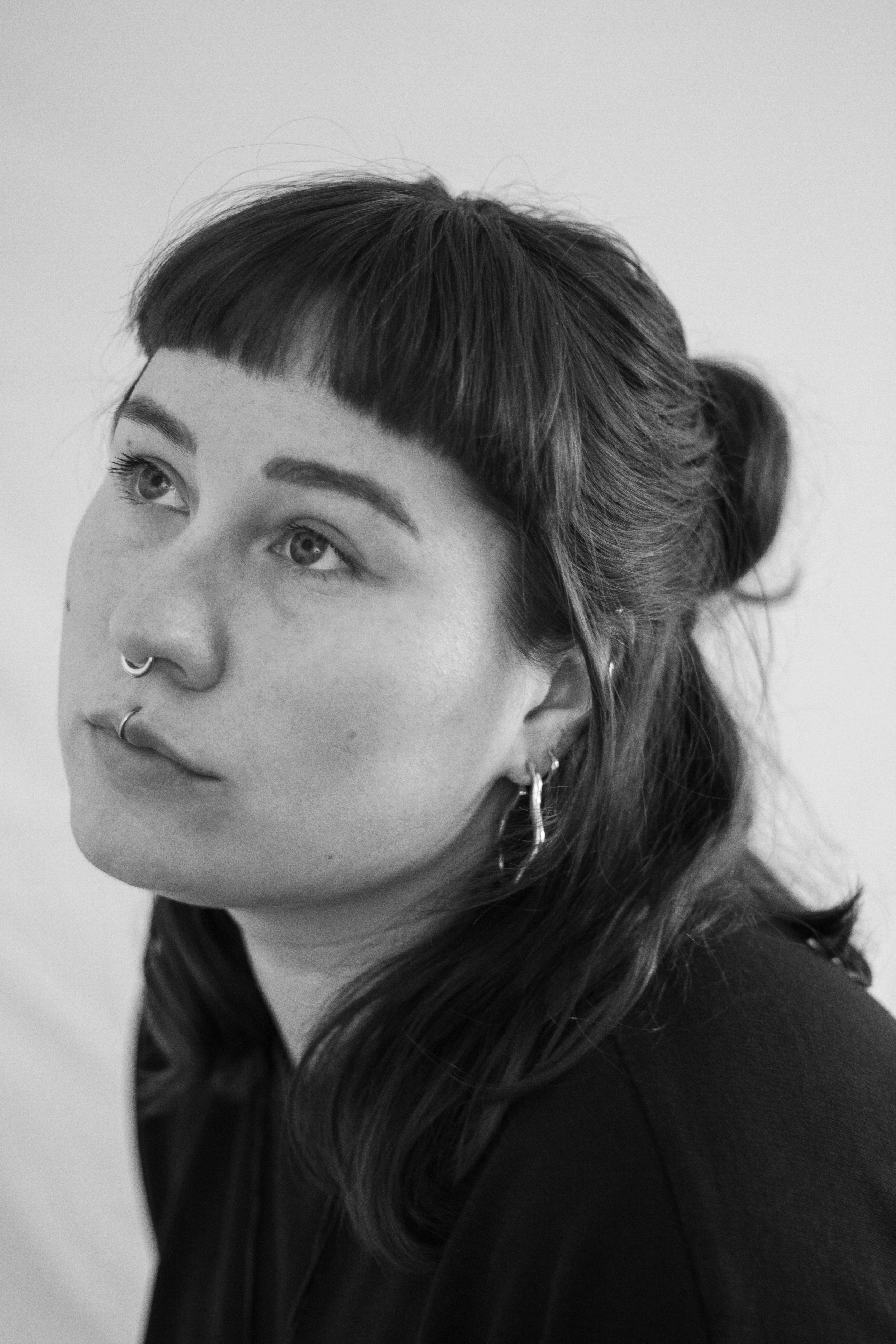 Schwarz-weiß-Porträt von Julia aka JELA.