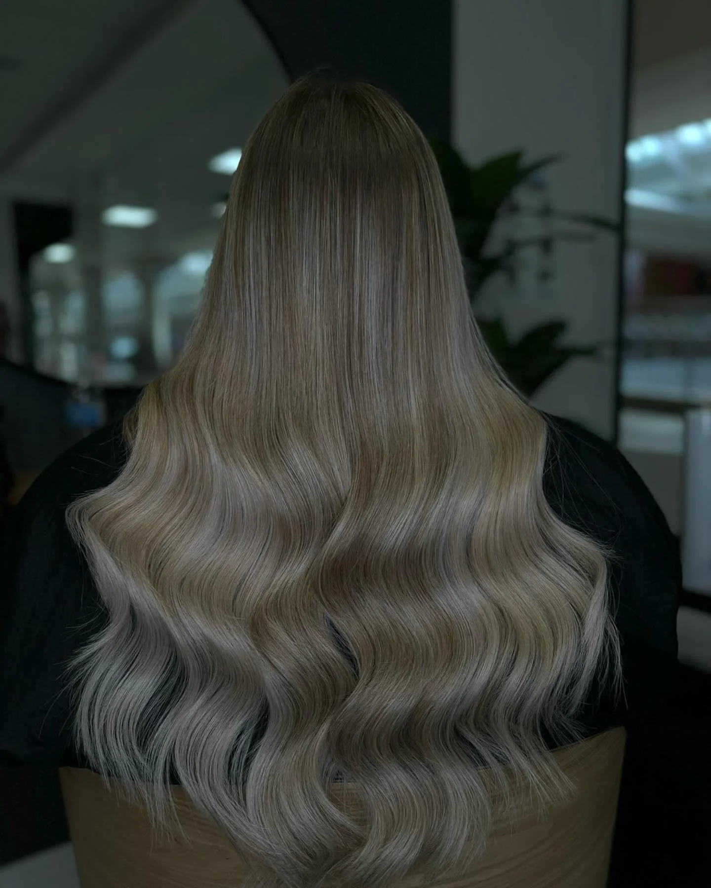 Clip in Hair Extensions @Foxy Hair
180g seamless set
20 inch length
Shade #silver+M8/613

Applied and styled by Sophie C 😍😍😍
