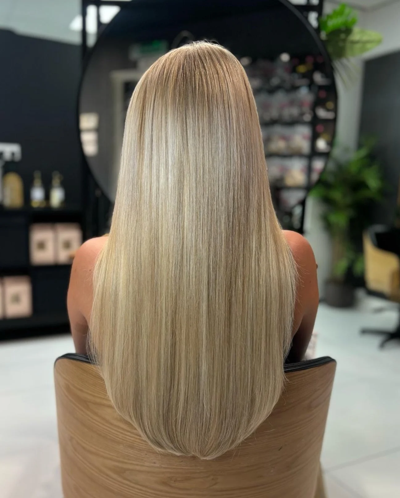 🪡WEAVE WEDNESDAY🪡

This was a 150g Indian weave in shades p8/613 and 18/60 by jada, how stunning✨

Our weave Wednesday offer is available only on our Indian weaves - 10% off your fitting😮&zwj;💨 use code &lsquo;WEAVEWEDNESDAY&rsquo; on our online 