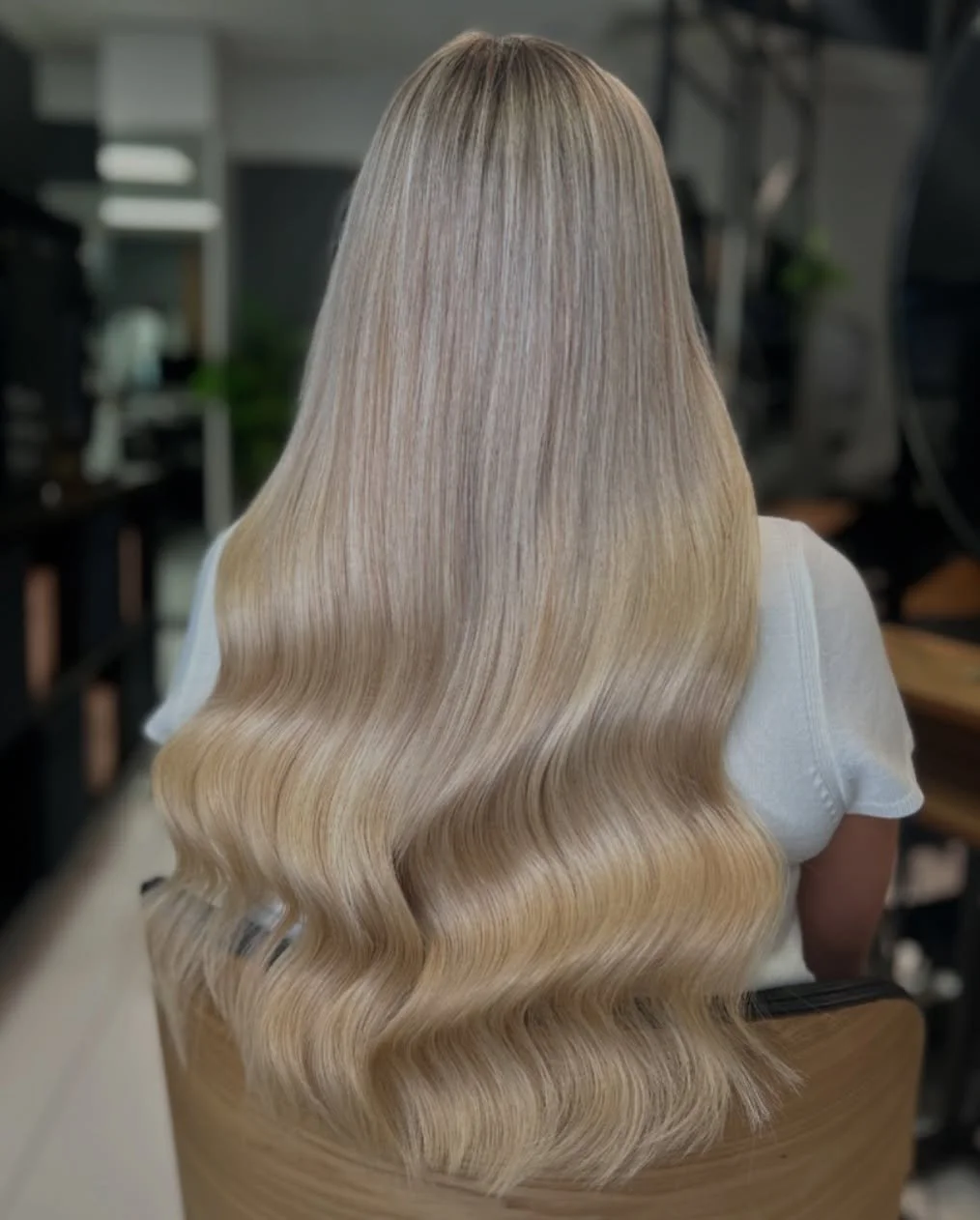 🌸Seamless Luxe🌸

Full head clip in application in shade M18/22  applied and styled by Sophie C 

Gorgeous!