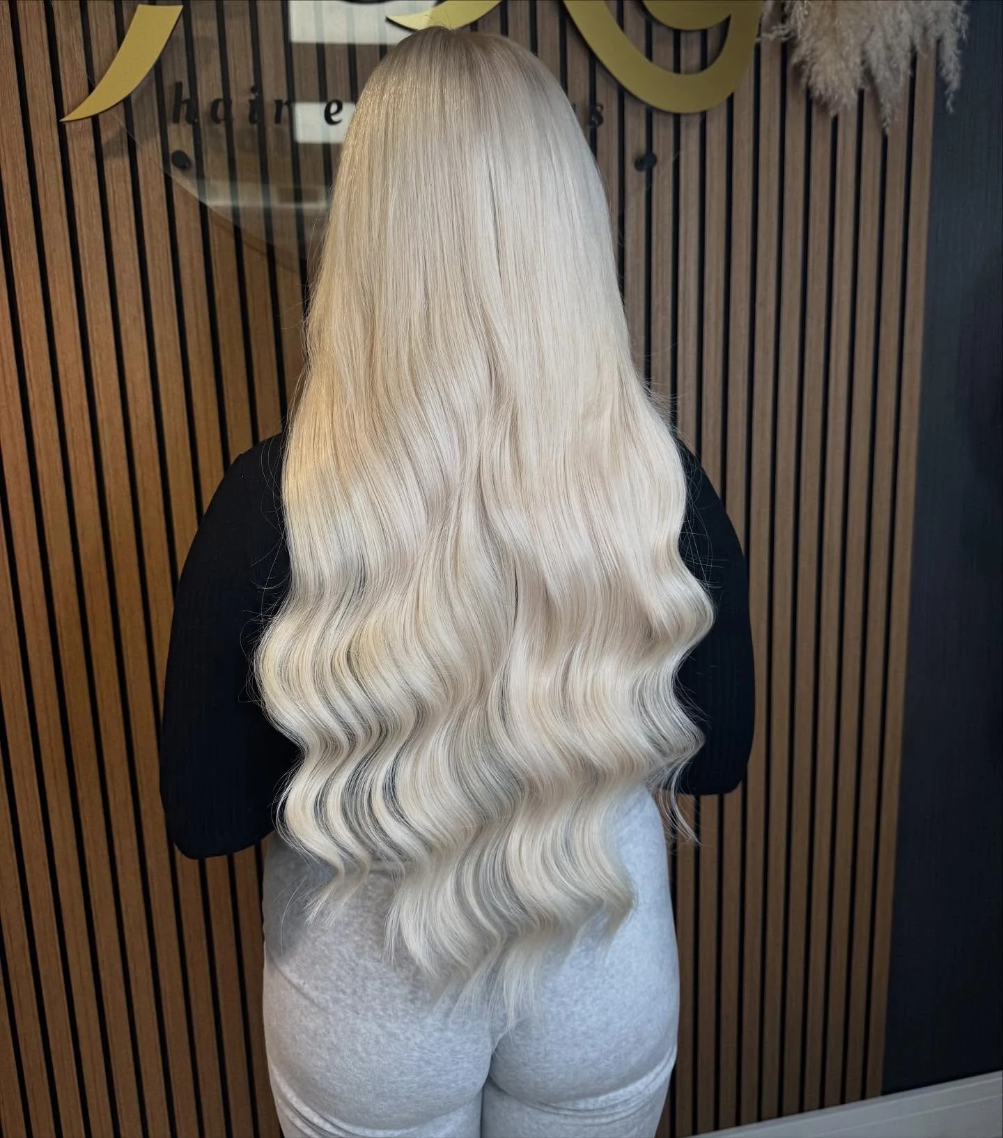 24&rdquo; prebonds in our white blonde shade #1001🤍
These were applied and styled by Rosie! Swipe to see the before x