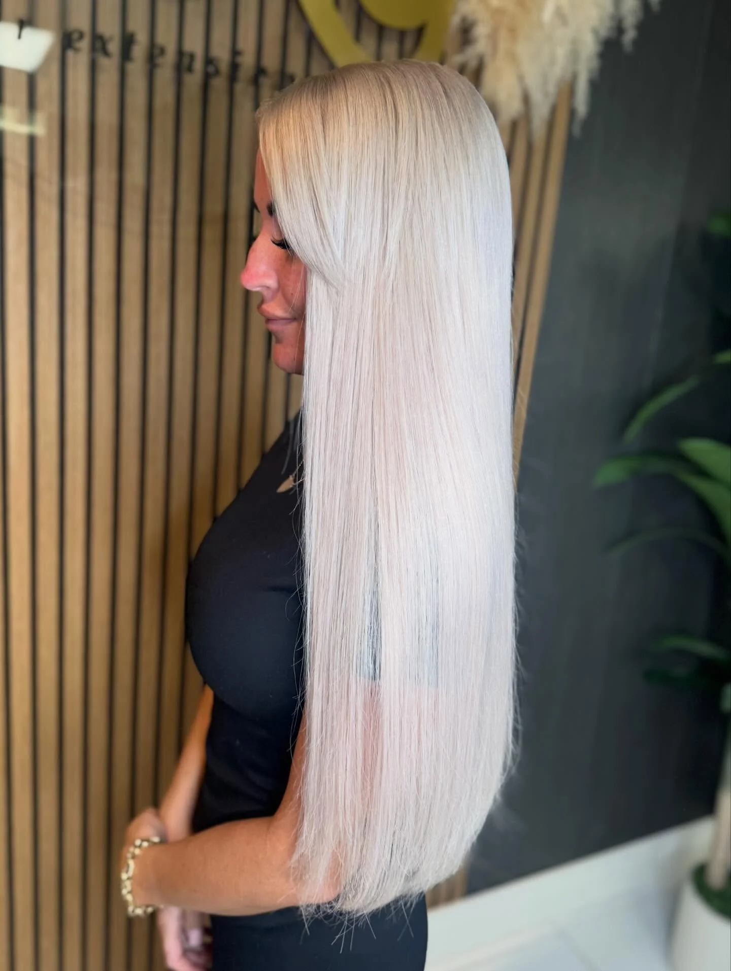 New hair day for our gorgeous @paigeconnon 🤍

Scalp bleach &amp; tone: Sophie T 
200g prebonded extensions: Rachel x
