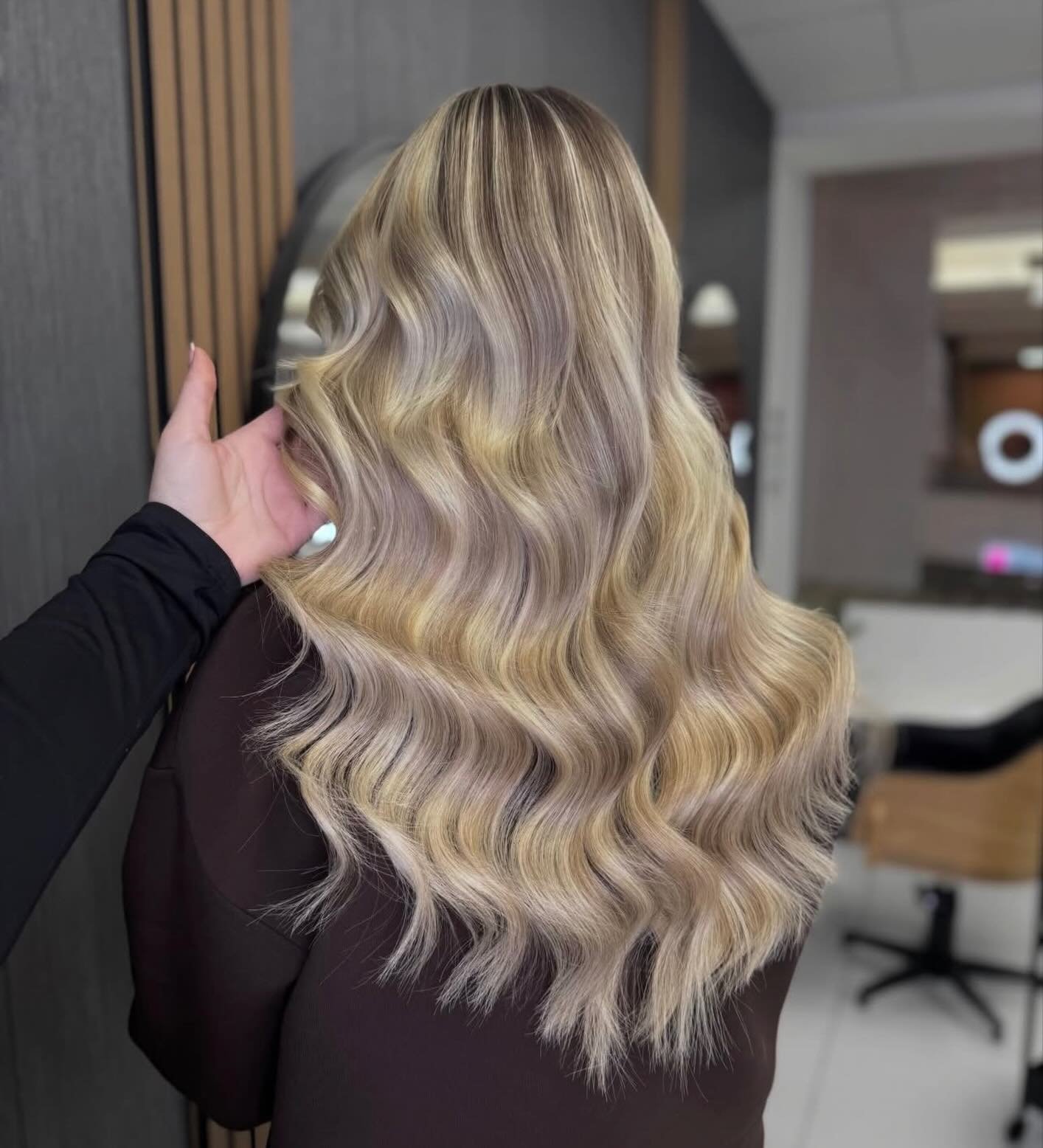 We&rsquo;re loving the dimensional blondes right now😌

New hair day for Ava💫
Rosie used our genius weaves in shades 6/22 and 18/22 to create those gorgeous tones!