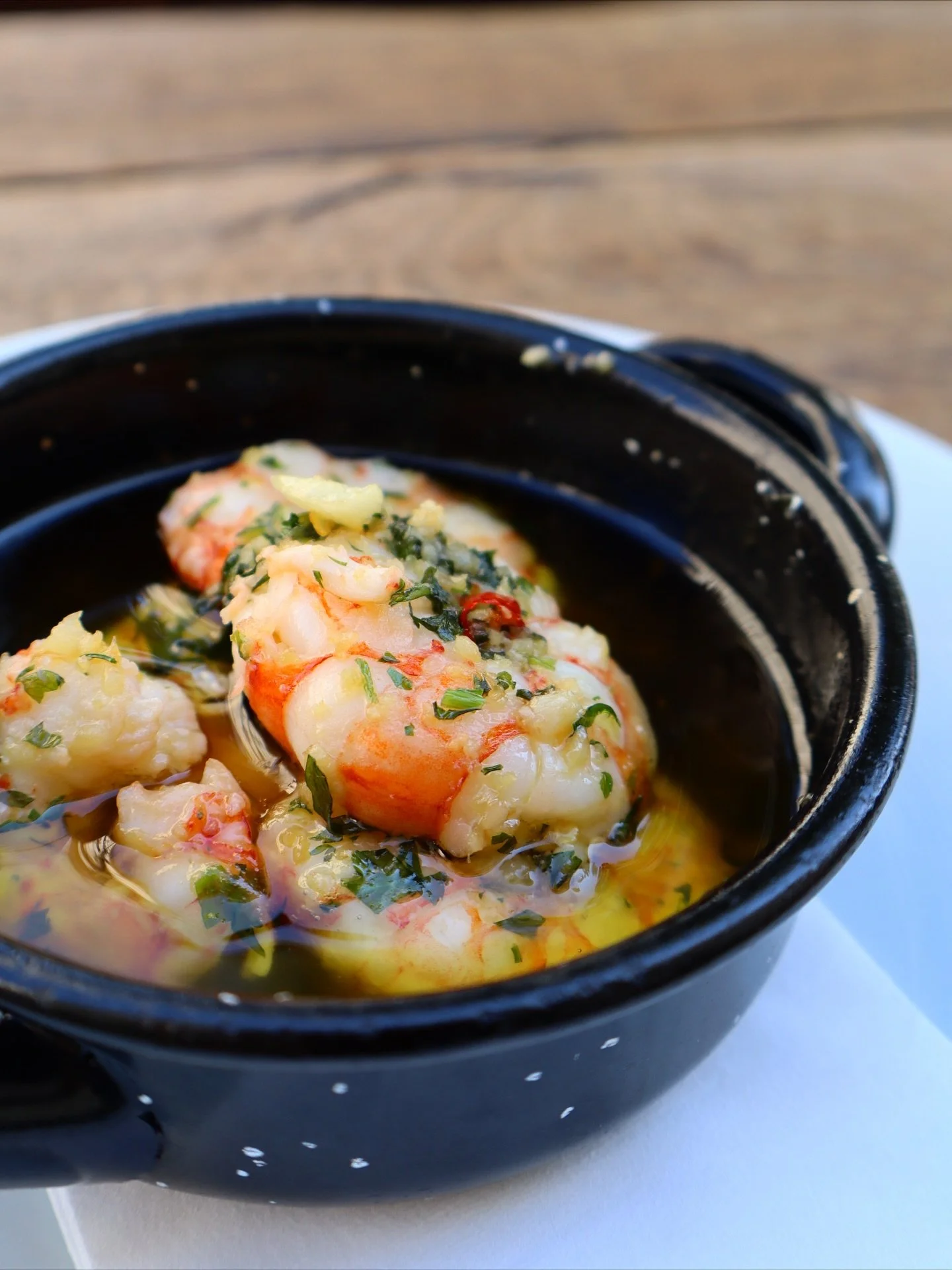 Gambas al ajillo, best enjoyed with good wine and better company 🍷🦐 

&iexcl;TE ESPERAMOS!