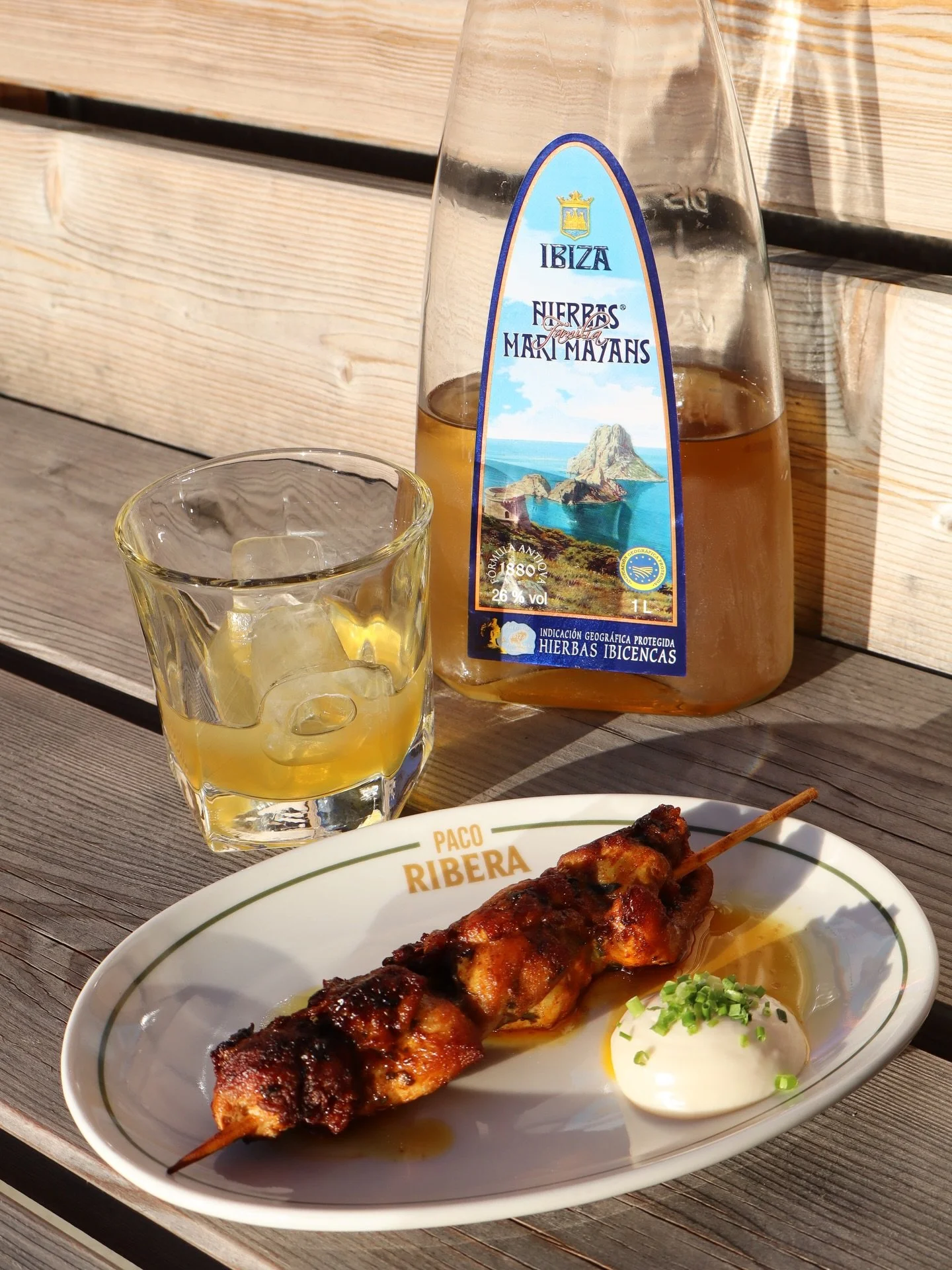 Smoky, juicy, and full of Mediterranean soul 🔥

Our pintxos morunos de pollo meet their perfect match with a chilled sip of hierbas ibicencas 🌿✨