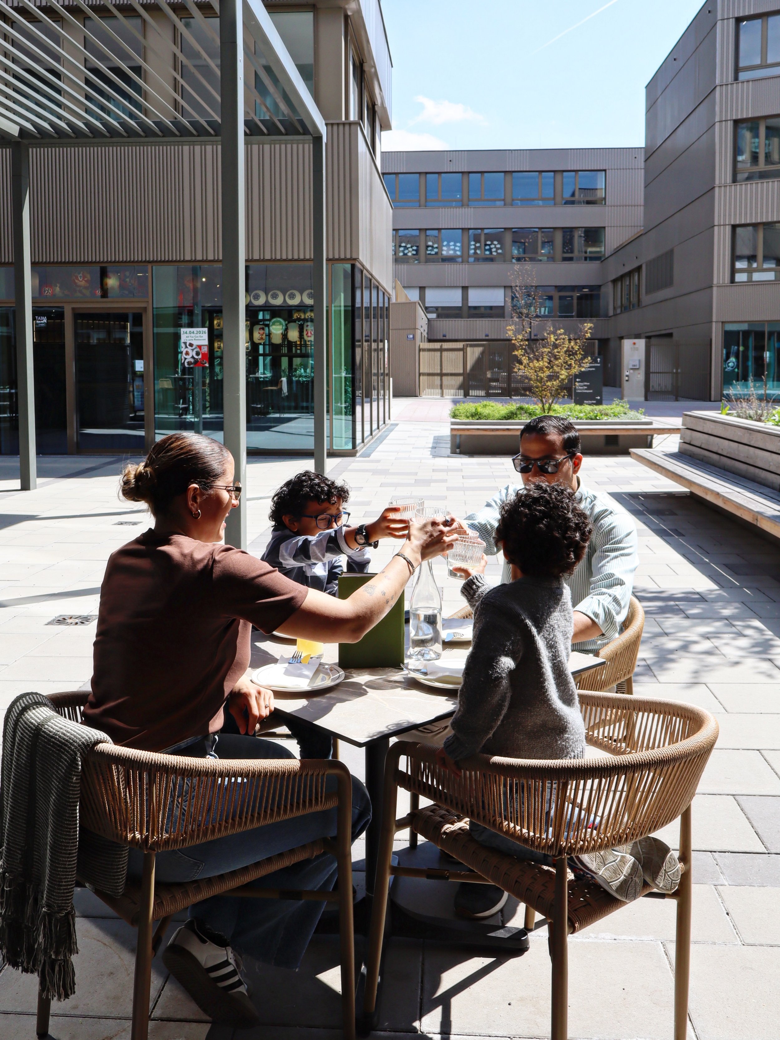 Our outdoor space is the perfect spot for the whole family &hearts;️🫶 

Enjoy a completely closed off space with no cars, a great atmosphere, a children&rsquo;s park just around the corner and the Donau at your feet! 🙌

Eat some tapas, relax and en