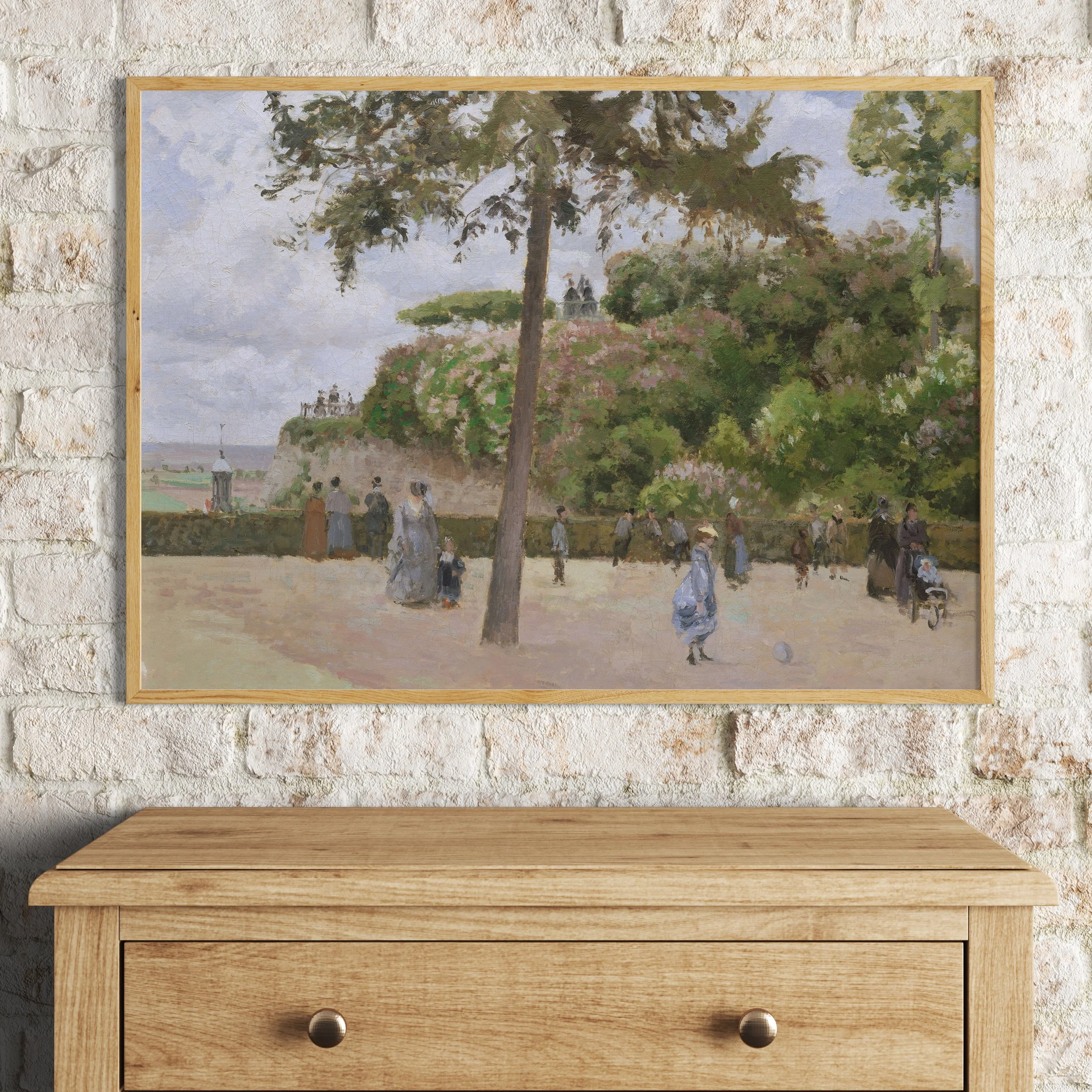 Mockup: Kunstdruck "Public Garden" über Kommode – Größenwirkung im Raum (Beispieldarstellung)