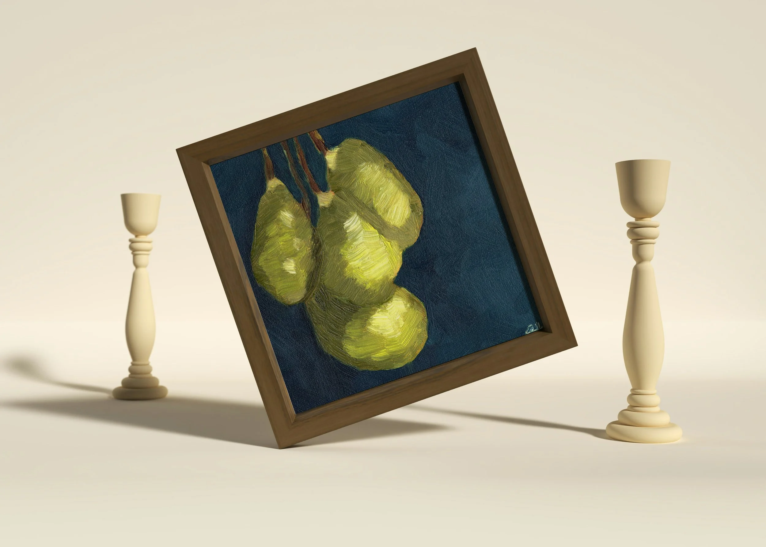 Blaues Bild mit grünen hängenden Avocados in einem kleinem Bilderrahmen das auf der Ecke steht