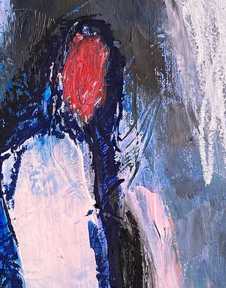 Detailansicht aus „Figure in the Dark“ mit angedeuteter Figur und rotem Gesichtsbereich vor blau-grauem Hintergrund