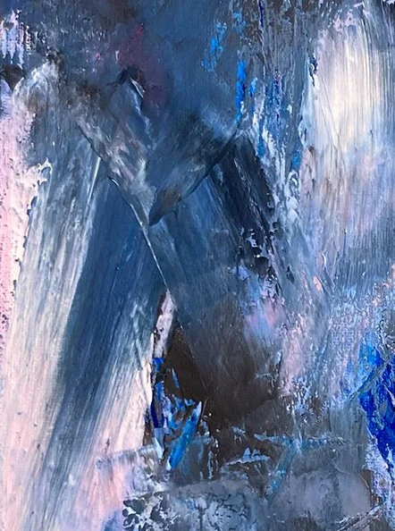 Detailansicht aus „Figure in the Dark“ mit blauen, grauen und weißen Farbschichten in expressiver Struktur