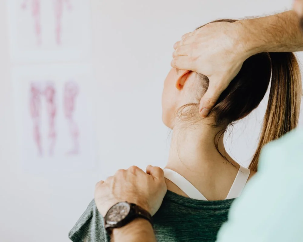 Chiropractic Care, Chiropractor relieving pain